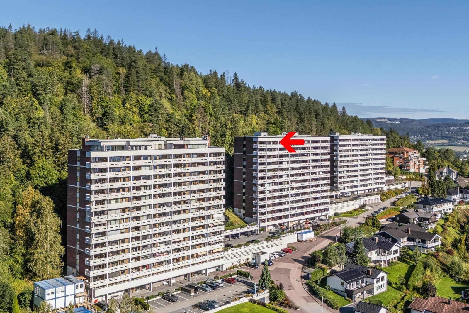 Leiligheten ligger i den midterste blokken på enden mot vest. Galleribilde