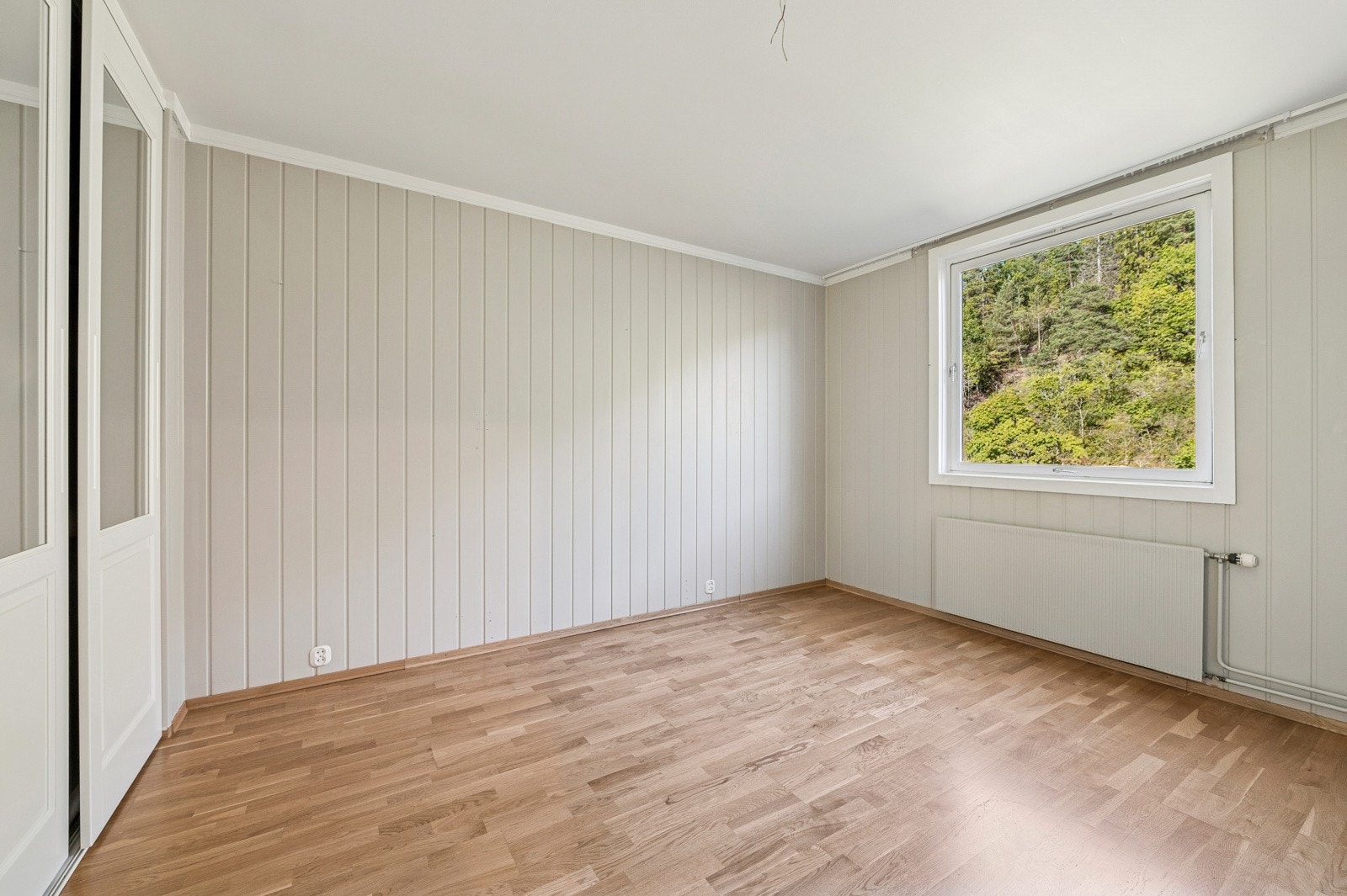 Soverom 1 med skyvedørsgarderobe. Galleribilde