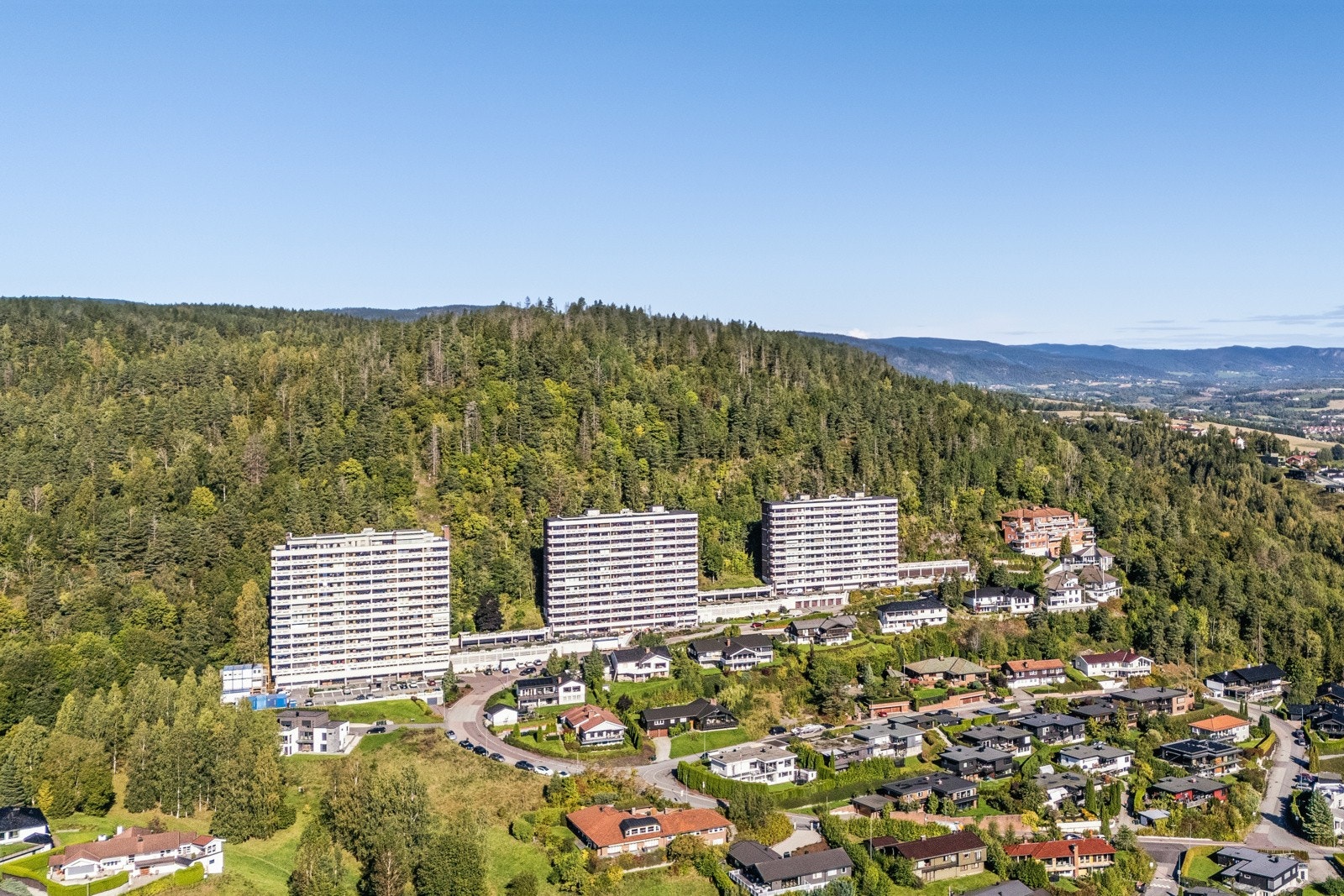 Flott leilighet med panoramautsikt - attraktivt område med umiddelbar nærhet til marka med flotte turmuligheter sommer som vinter. Galleribilde