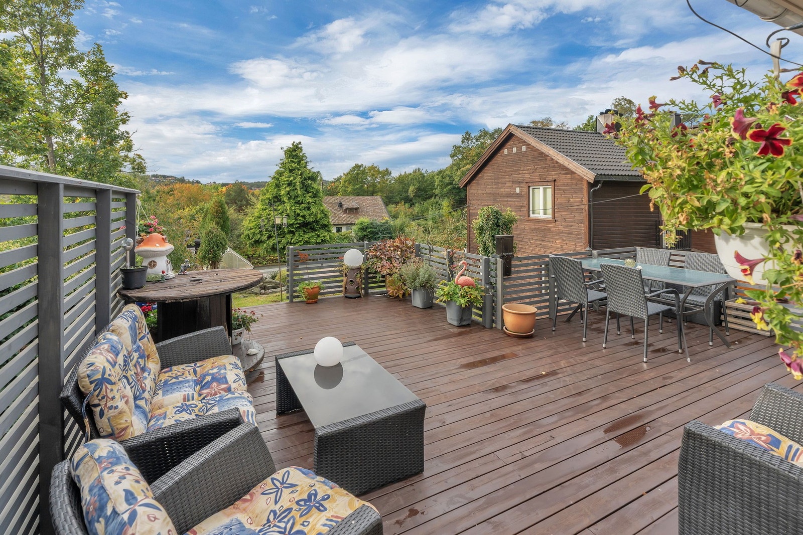 Veranda i usjenerte og rolige omgivelser Galleribilde