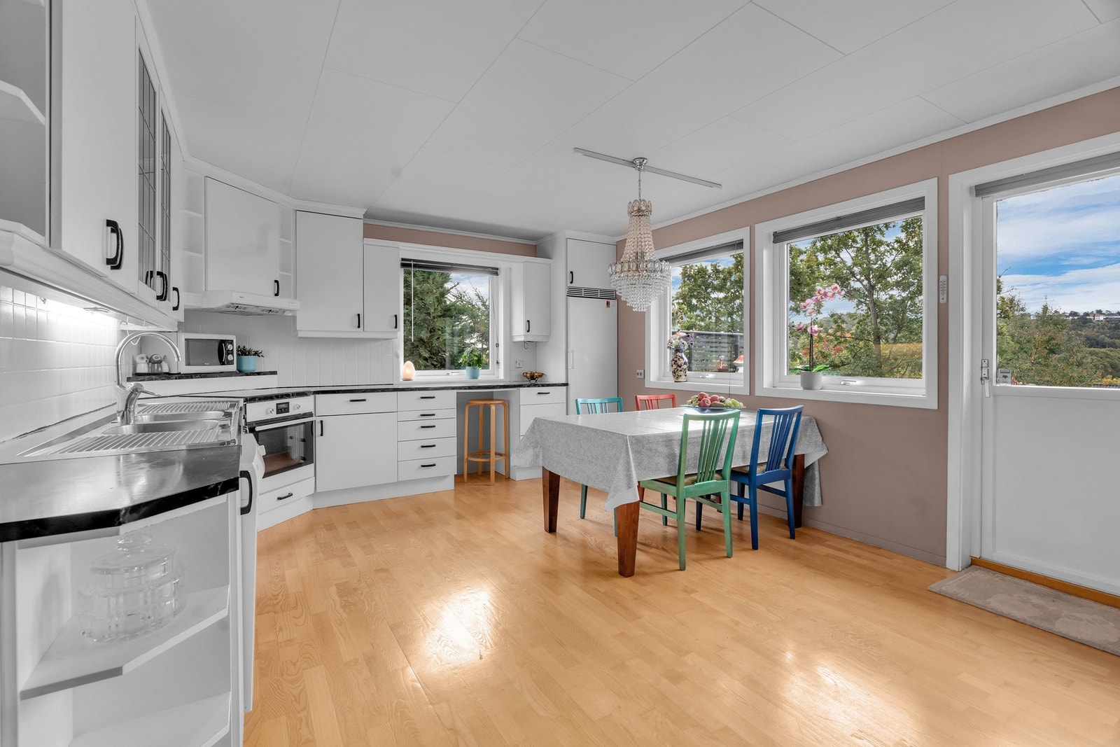 Fra kjøkken har man direkte utgang til solrik og usjenert uteplass Galleribilde