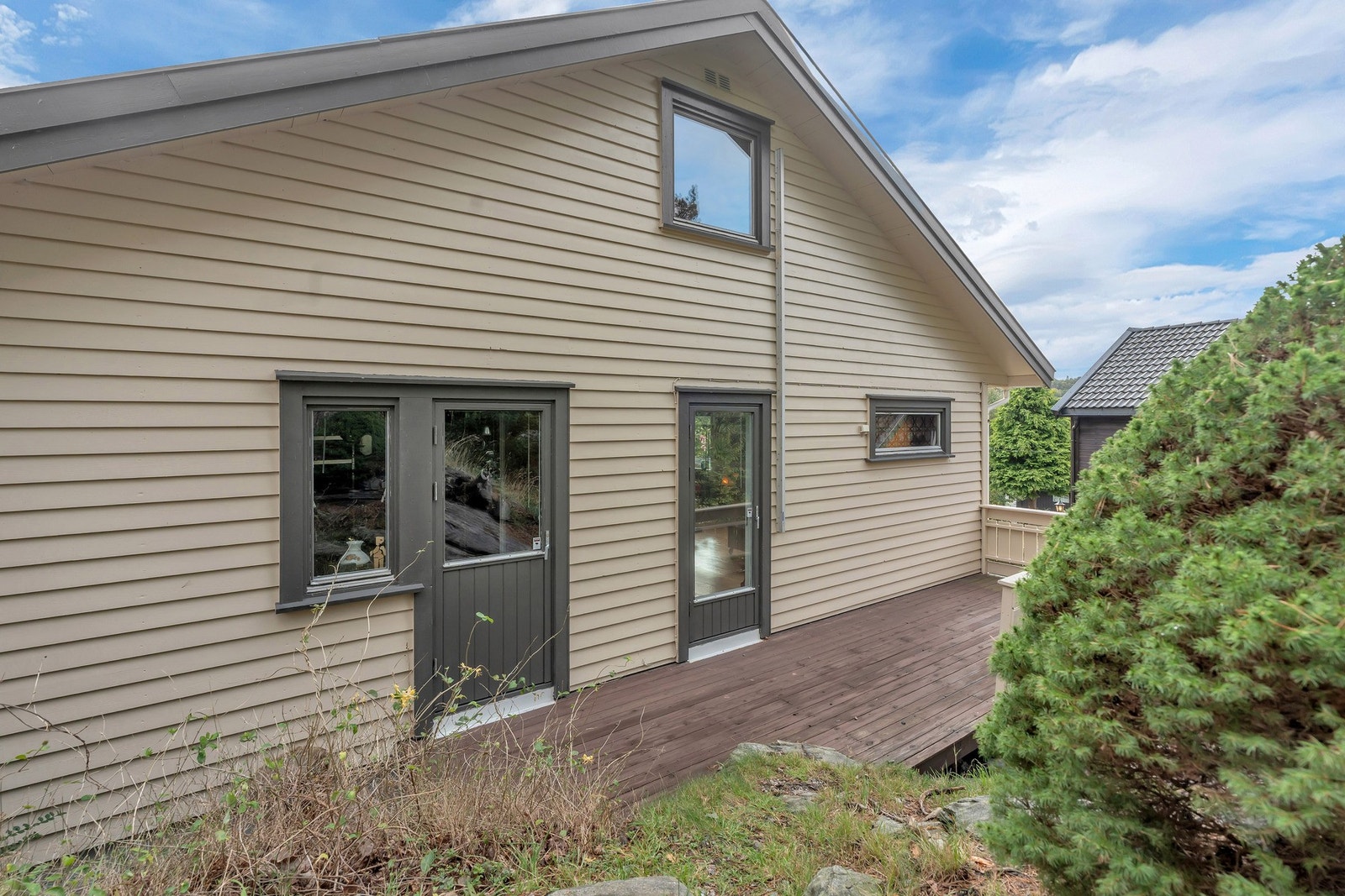 Uteplass direkte fra stue og soverom, brannstige montert fra innredet rom i loftsetasje Galleribilde