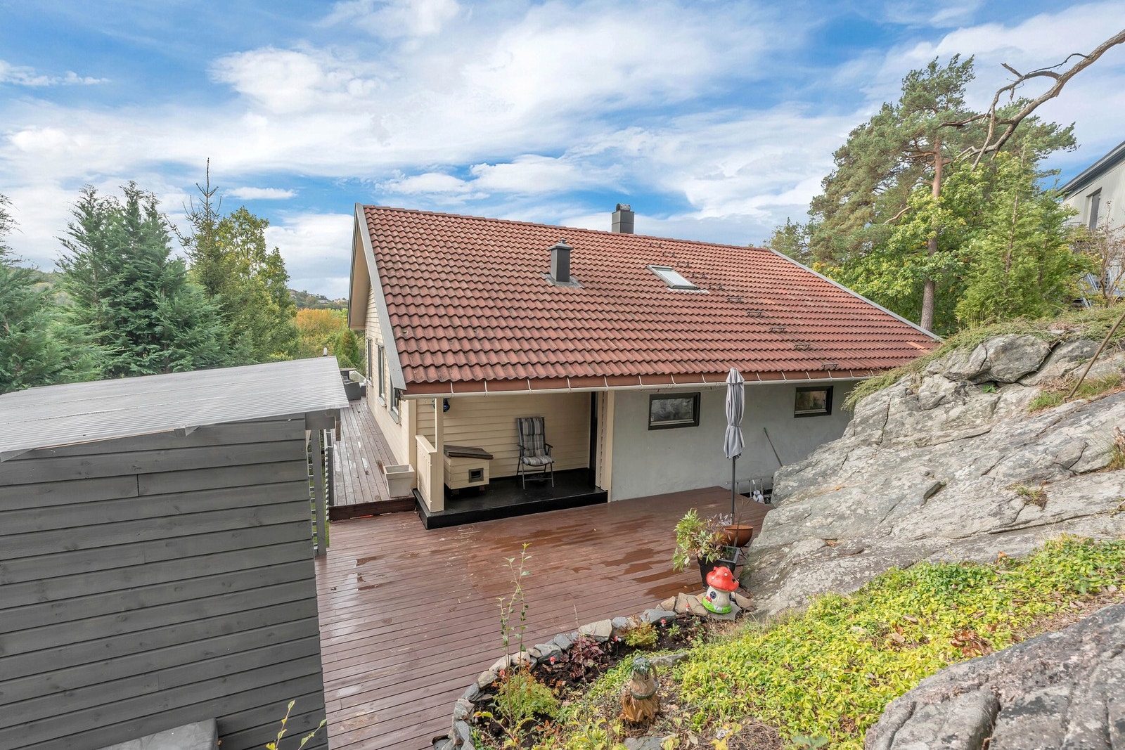 Bakside, veranda omkranser boligen med sol fra tidlig morgen sen kveld på sommerstid Galleribilde