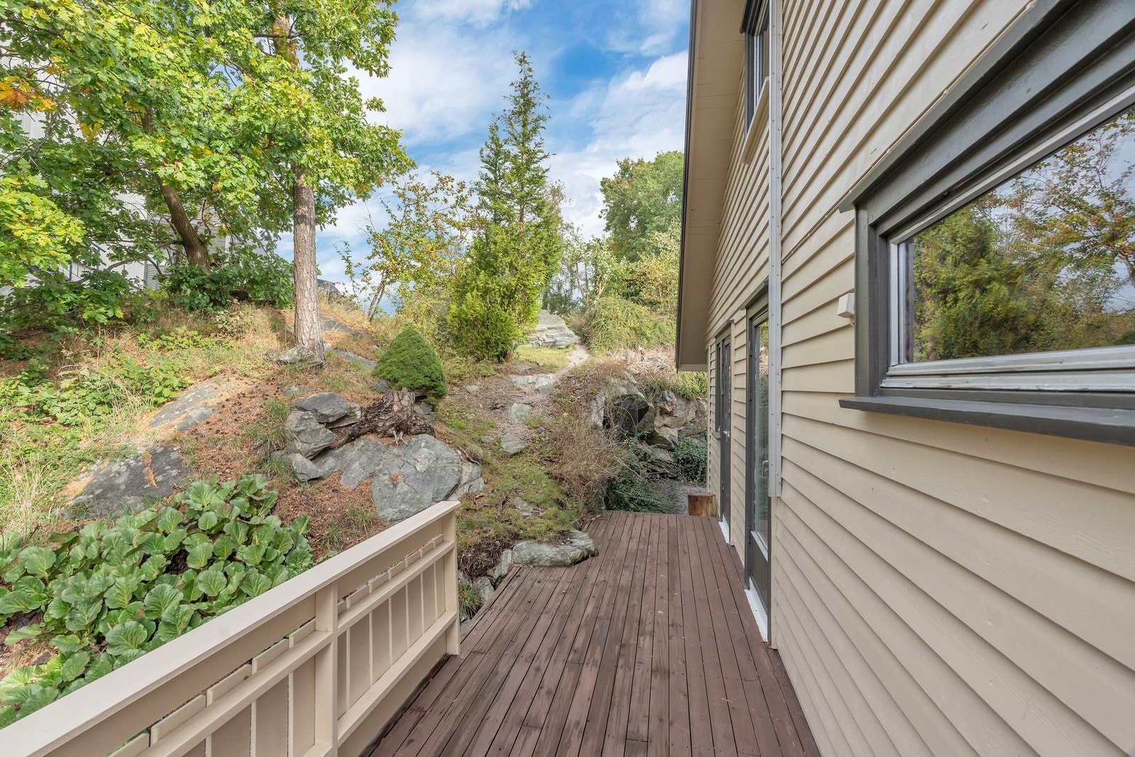 Utgang til vestvendt terrasse fra stue og hovedsoverom Galleribilde