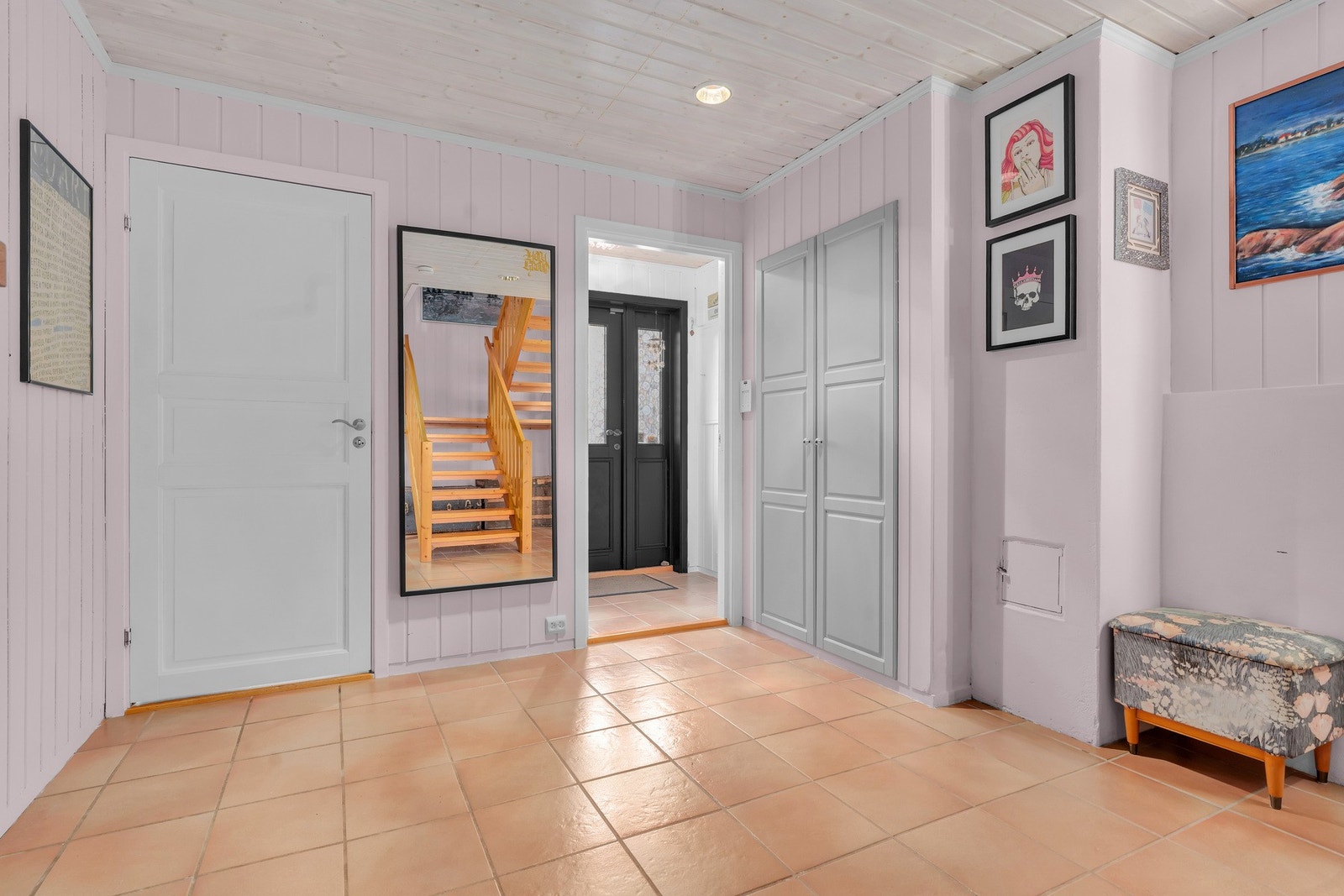 Romslig hall, flislagt, rikelig med garderobemuligheter i tillegg yttergang med garderobeoppheng Galleribilde
