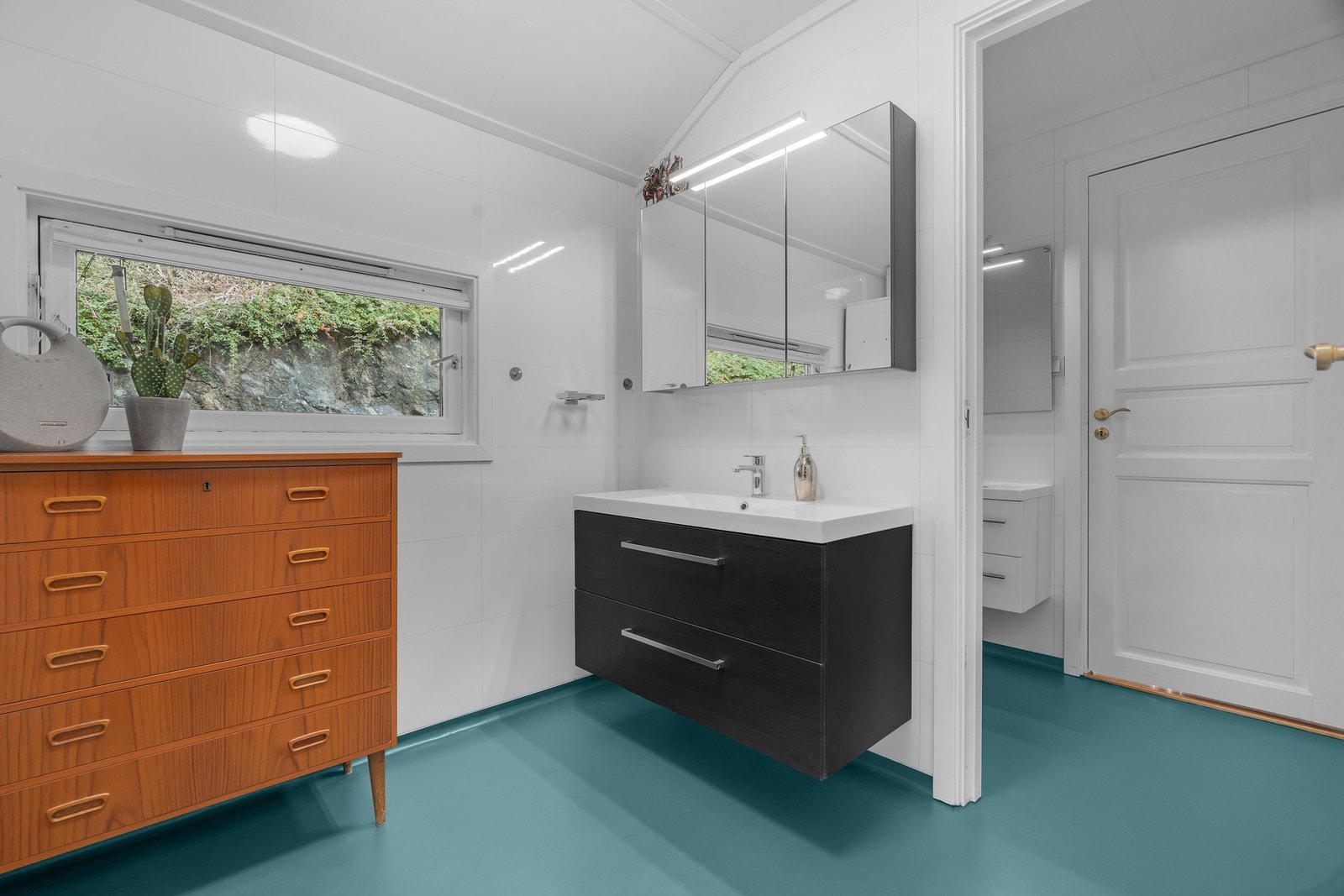 Bad og wc rom, lyse trivelige farger Galleribilde