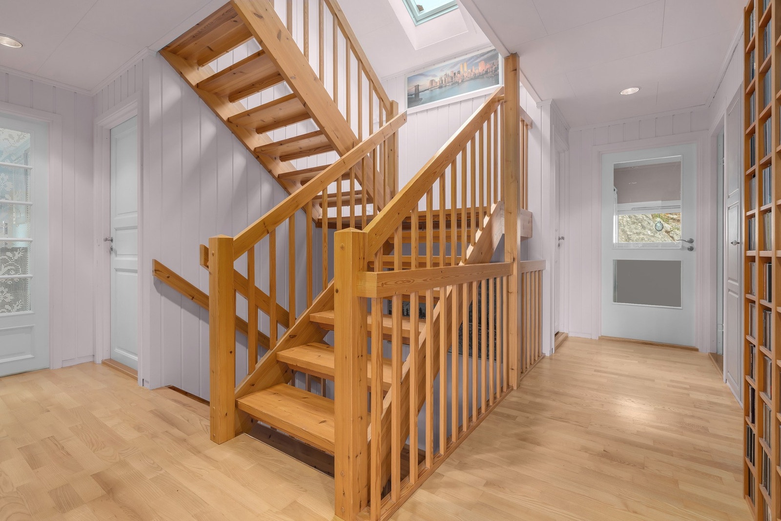 Mellomgang første etasje til loftsetasje og soverom, bad, stue og kjøkken samt hyggelig uteplass bak Galleribilde