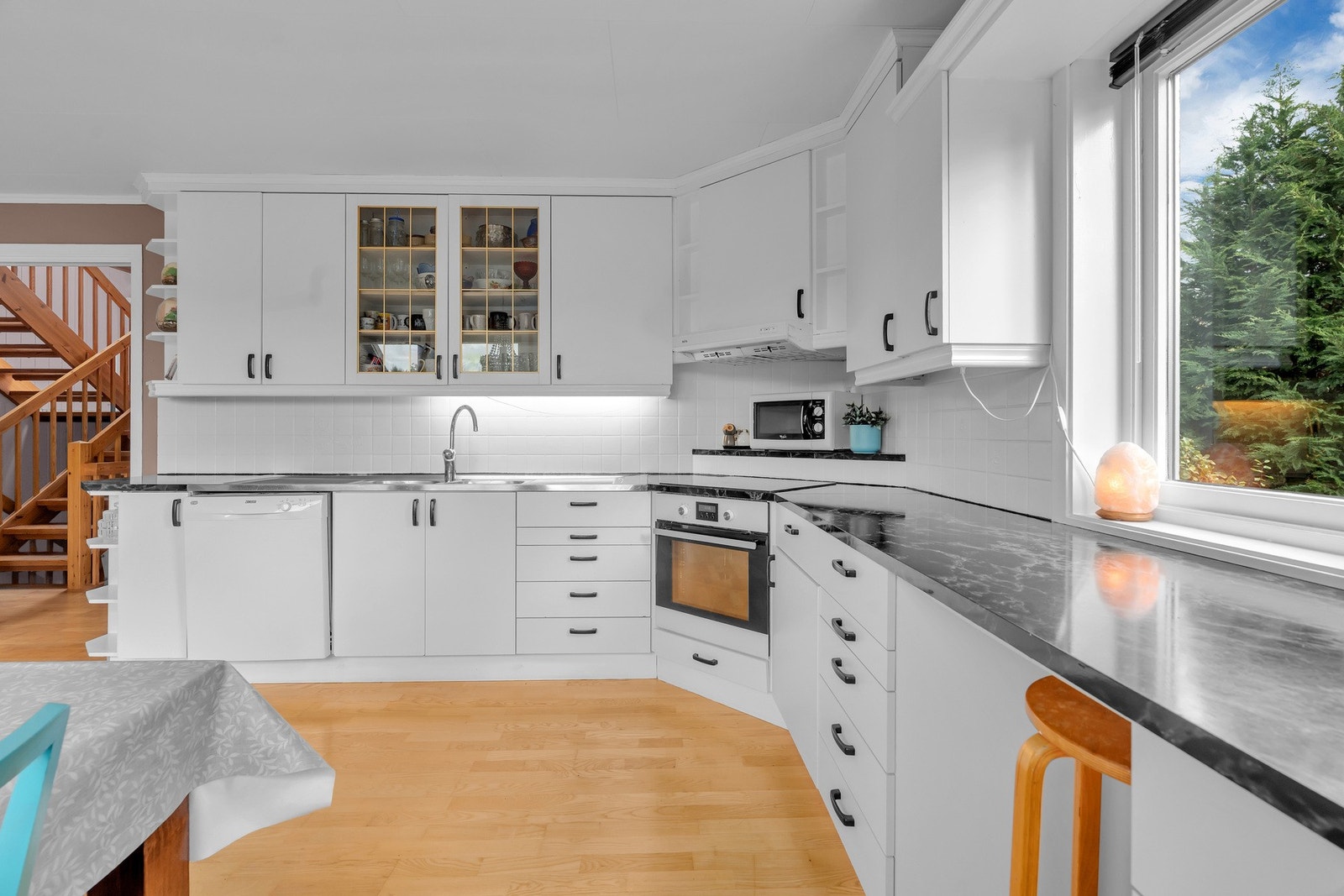 Store arbeidsflater på kjøkken, integrert stekeovn og platetopp, innebygd oppvaskmaskin. Galleribilde