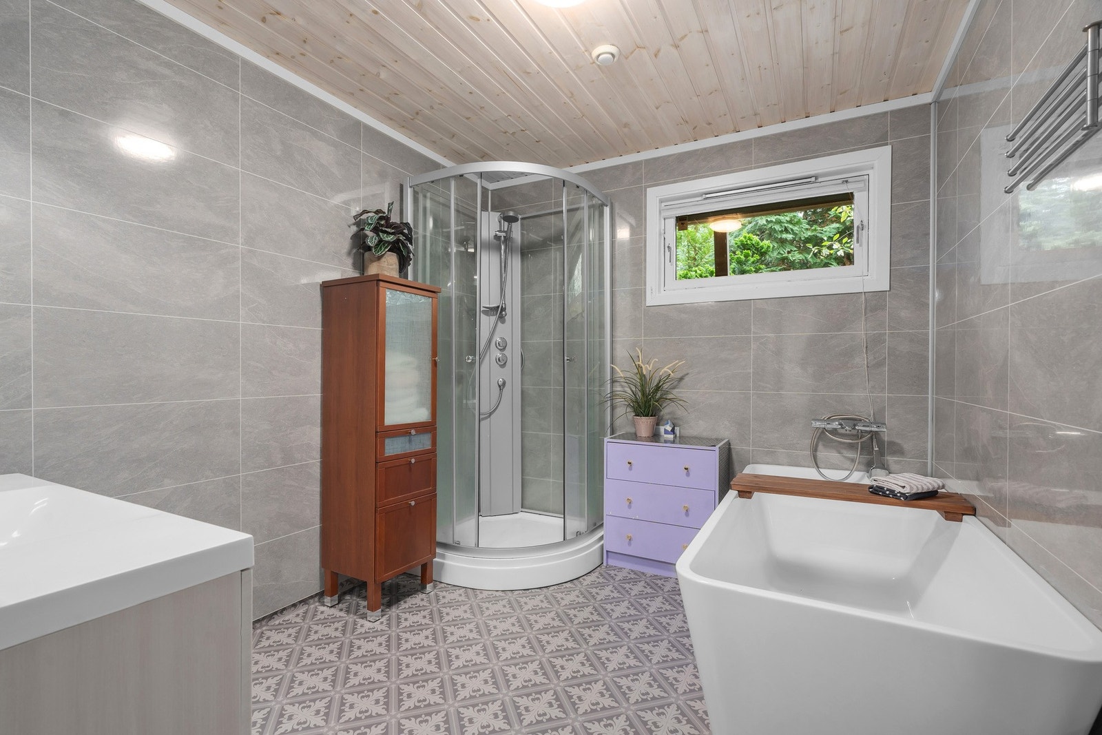 Pent og stort bad (underetasje) med dusjkabinett, badekar og badromsinnredning, varme i gulv Galleribilde