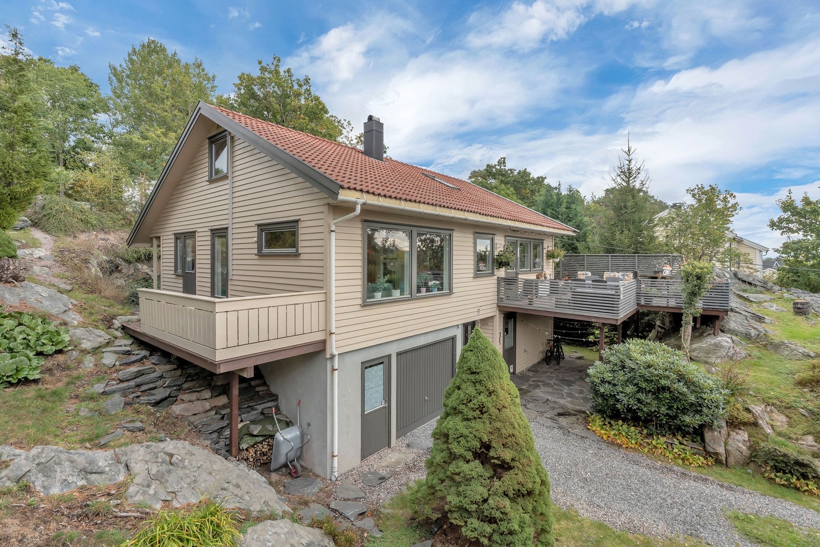 Tilbaketrukket beliggenhet, deilig uteplass med gode solforhold både foran og bak boligen Galleribilde