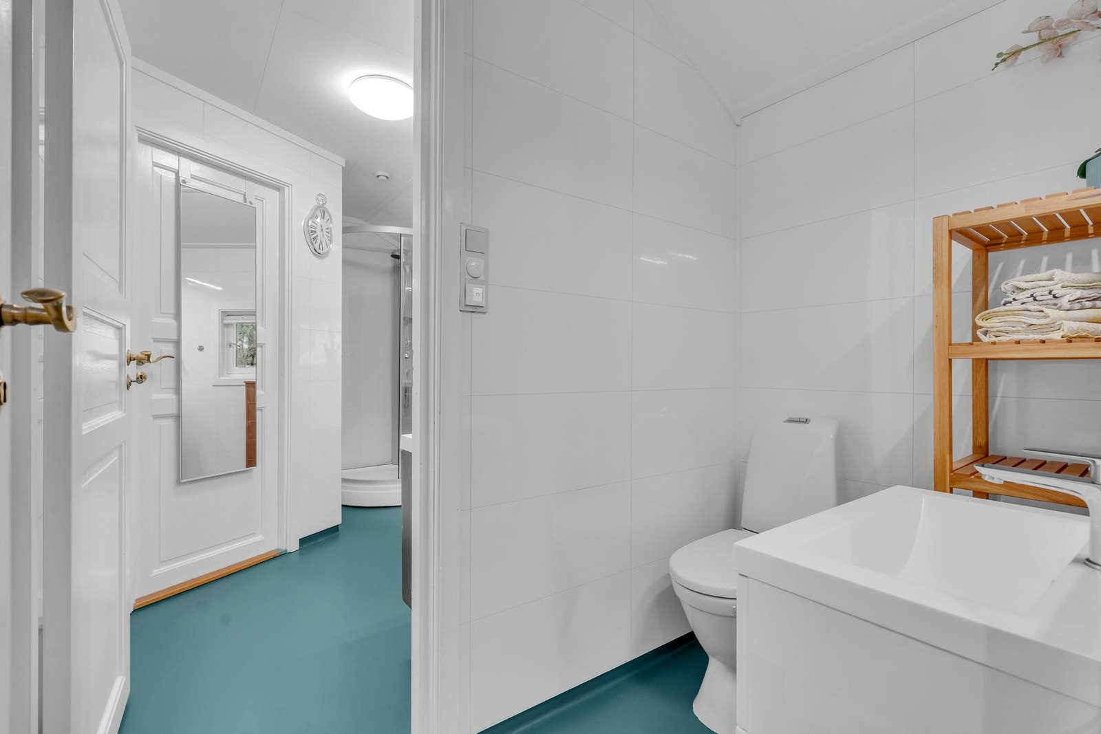 Bad, hovedetasje - delvis separat wc-rom. Galleribilde