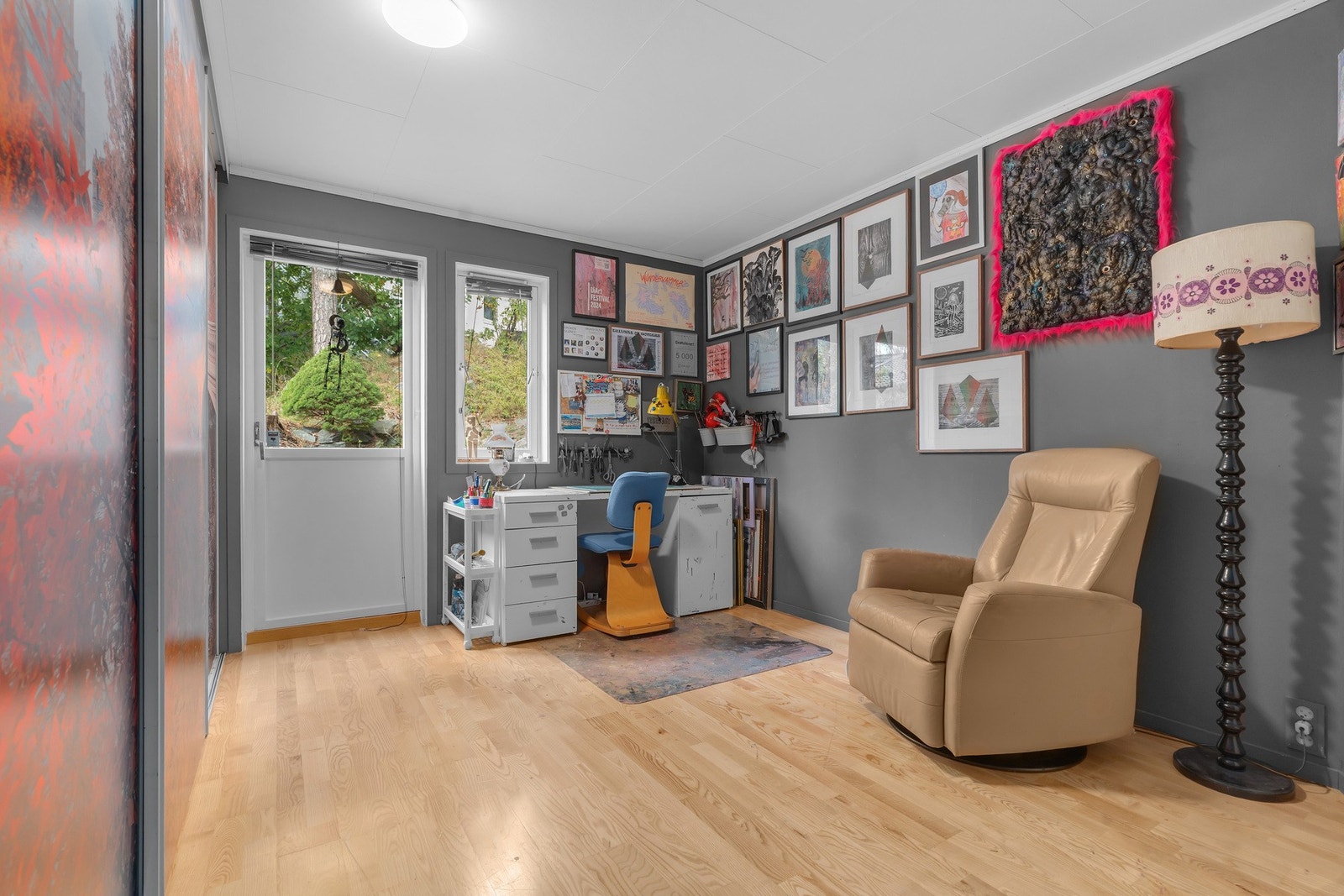 Hovedsoverom med stor skyvedørsgarderobe, direkte adgang til bad / idag innredet som arbeidsrom Galleribilde