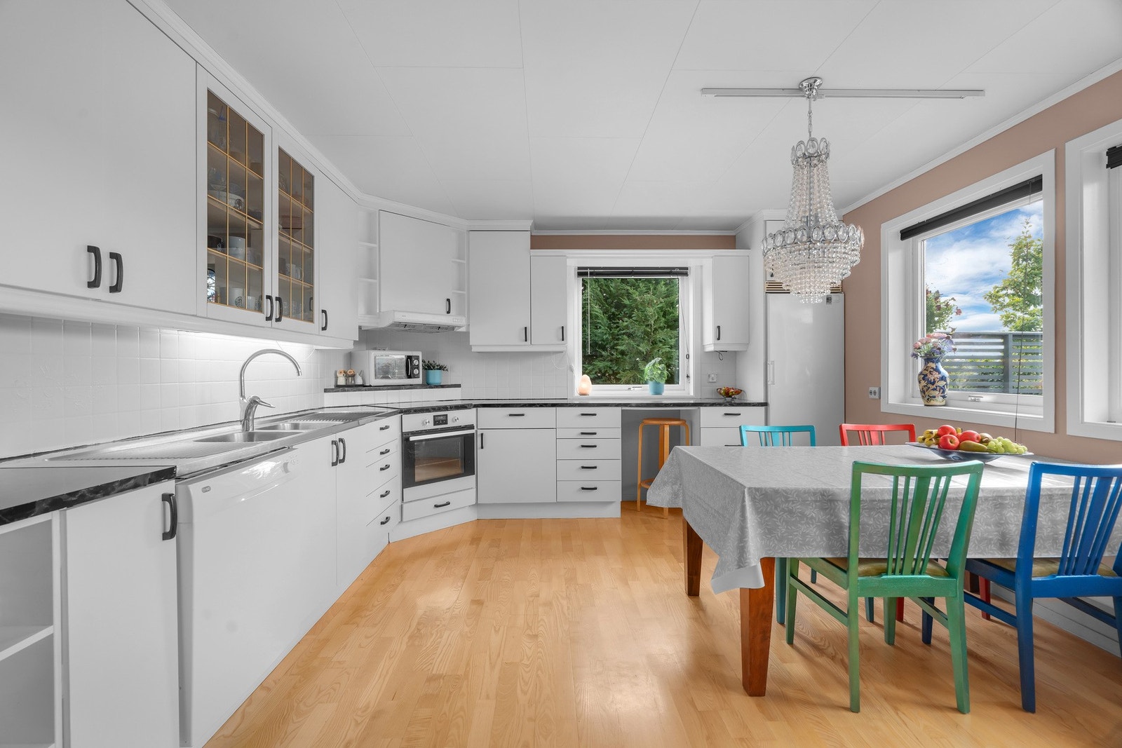 Stort og deilig og sosialt kjøkken med store og praktiske arbeidsflater Galleribilde