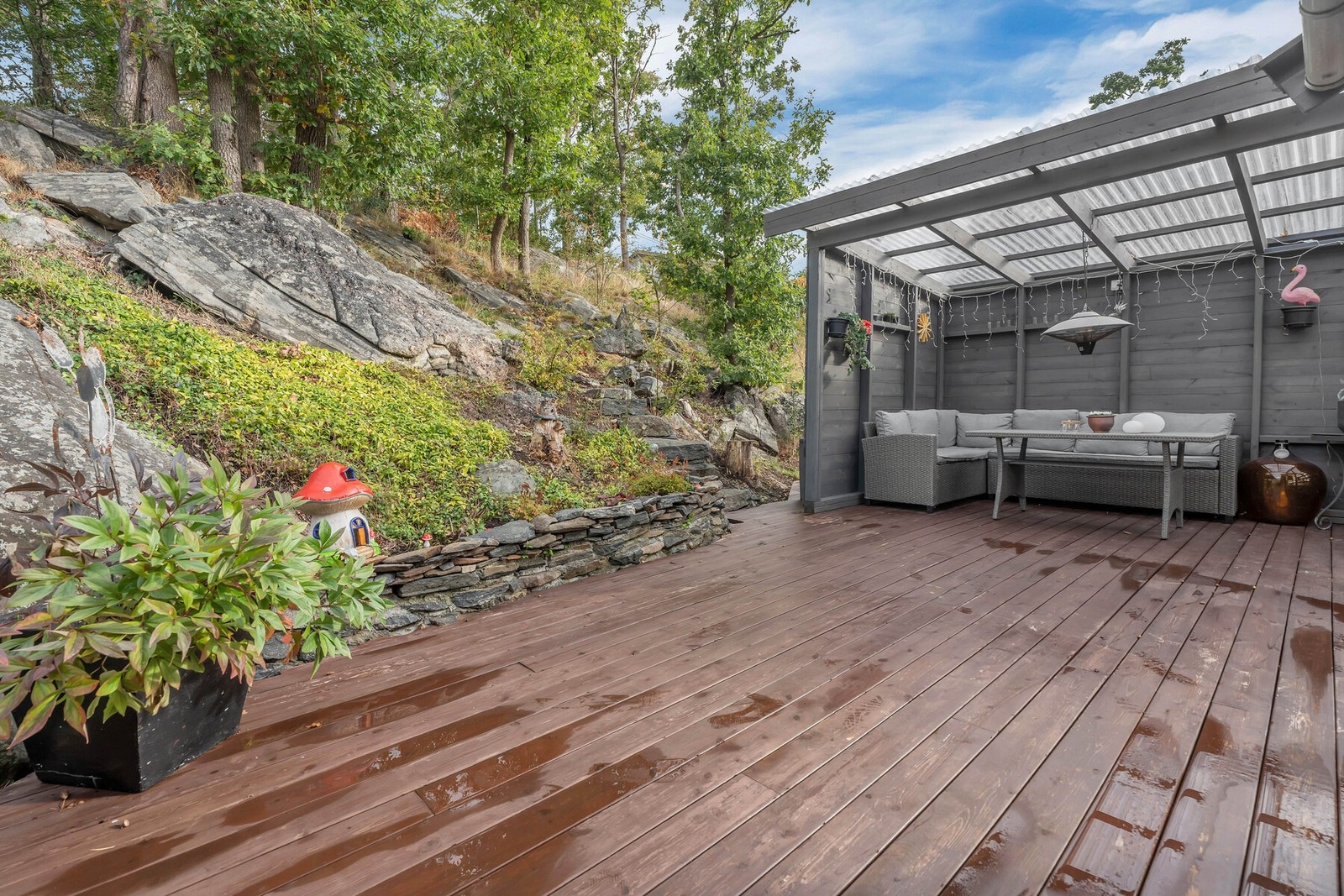 Tilbaketrukket og skjermet uteplass på bakside med overbygd pergola, vender mot friareal Galleribilde