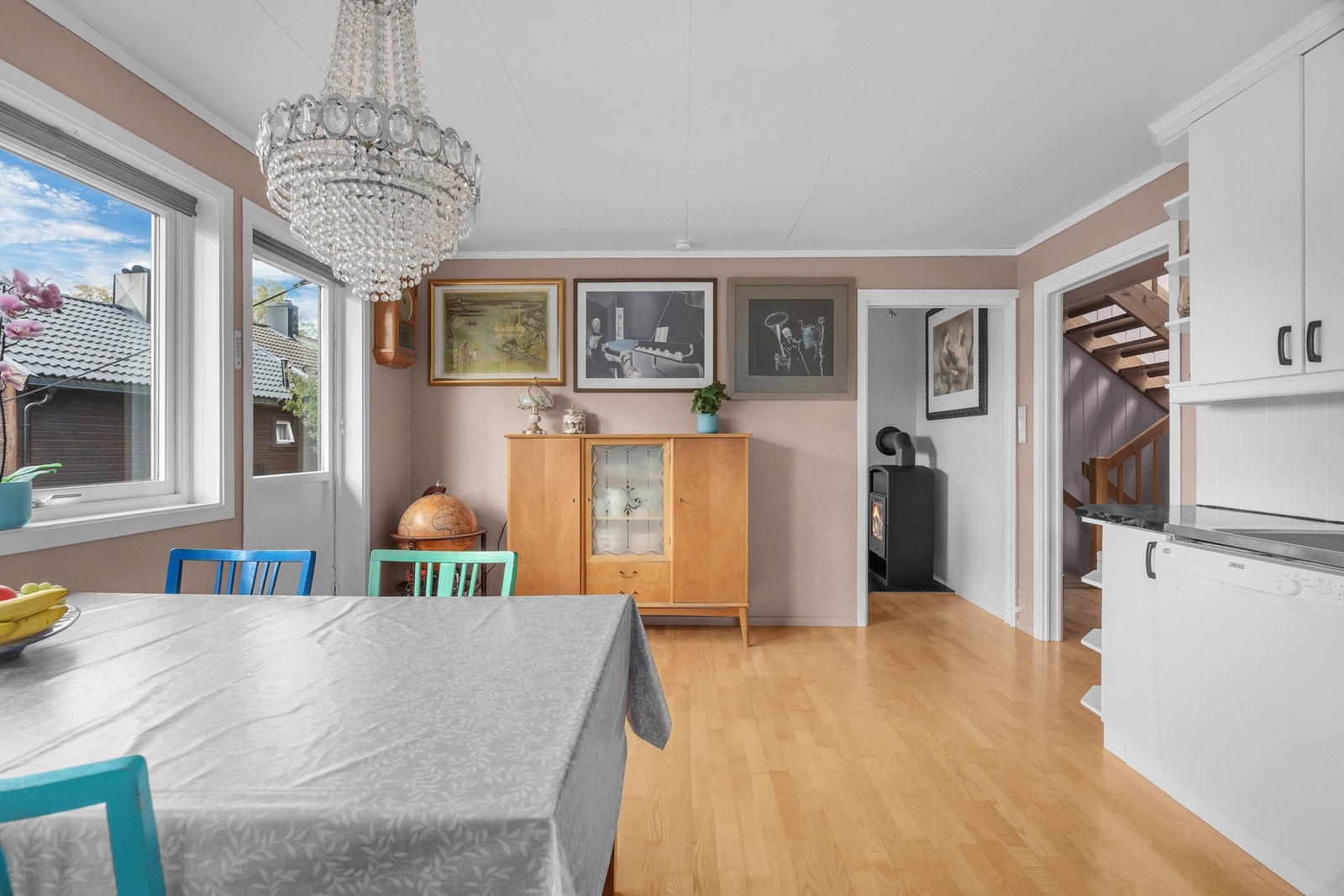 Trivelig og stort kjøkken med god plass til spisemøbler, kjøkken vender mot trivelig stue med vedovn Galleribilde