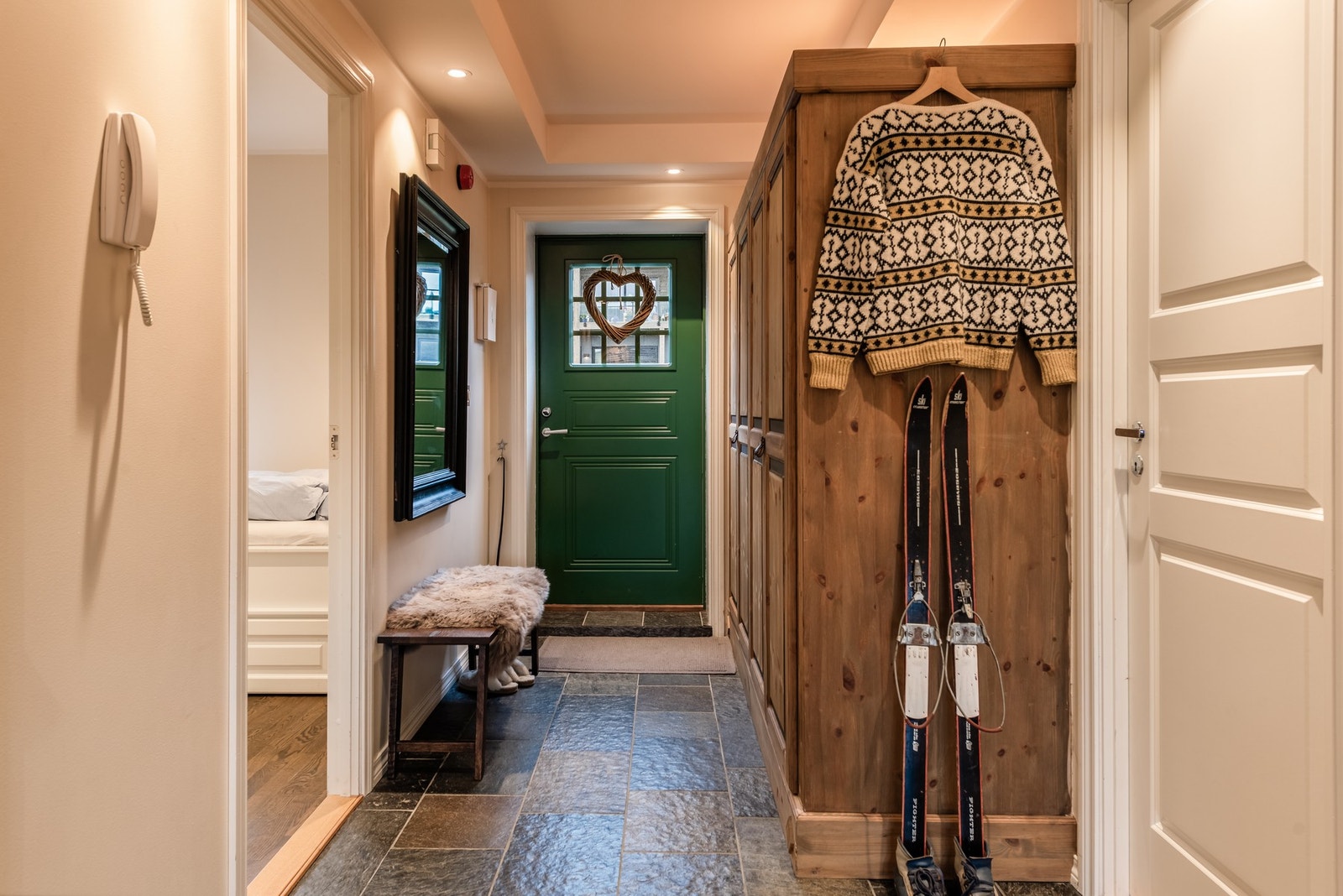 Flott entré med skiferfliser og godt med garderobeplass Galleribilde