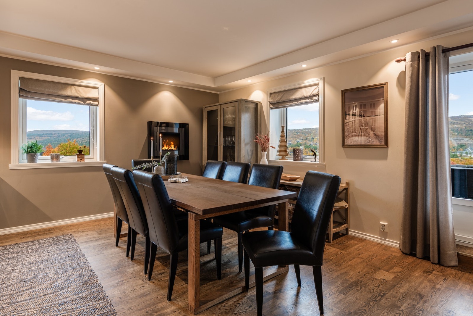 Mange vinduer slipper inn rikelig med dagslys og gir flott utsikt til naturen utenfor Galleribilde