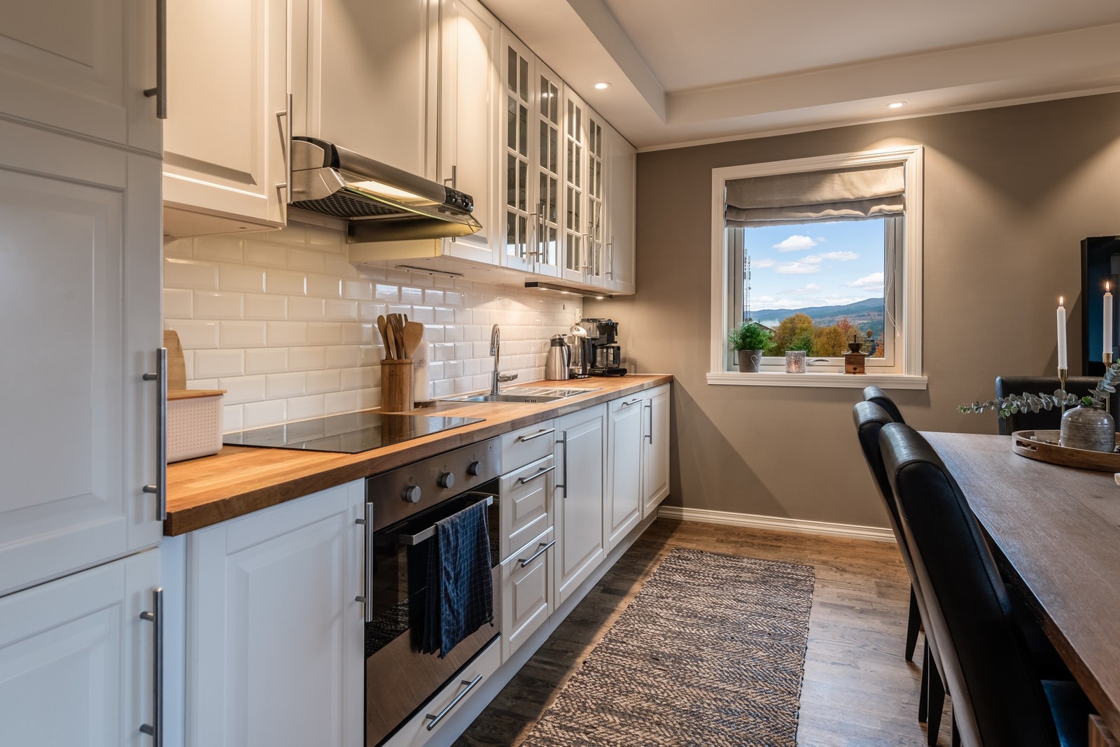 Flott kjøkken med åpen løsning som gjør matlagingen sosial og hyggelig Galleribilde