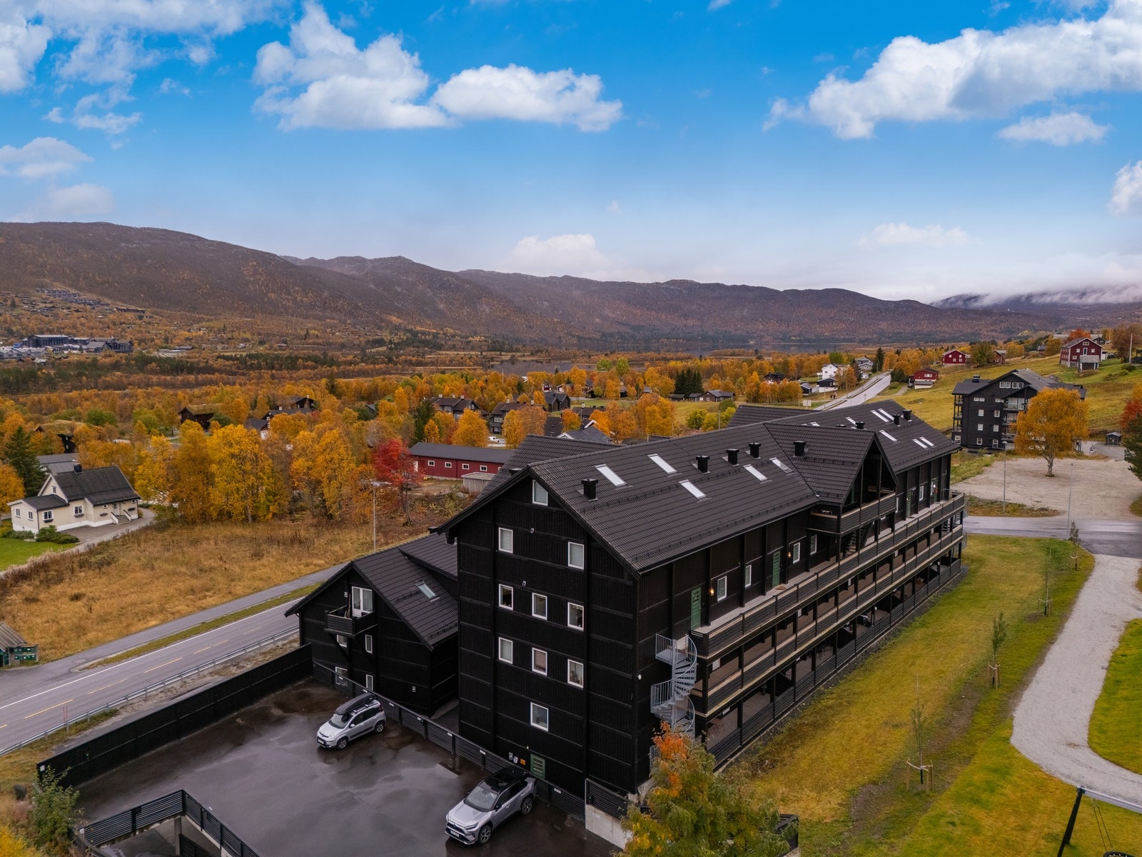 Denne leilighet har parkeringsplass under tak med Zaptec lader installert Galleribilde