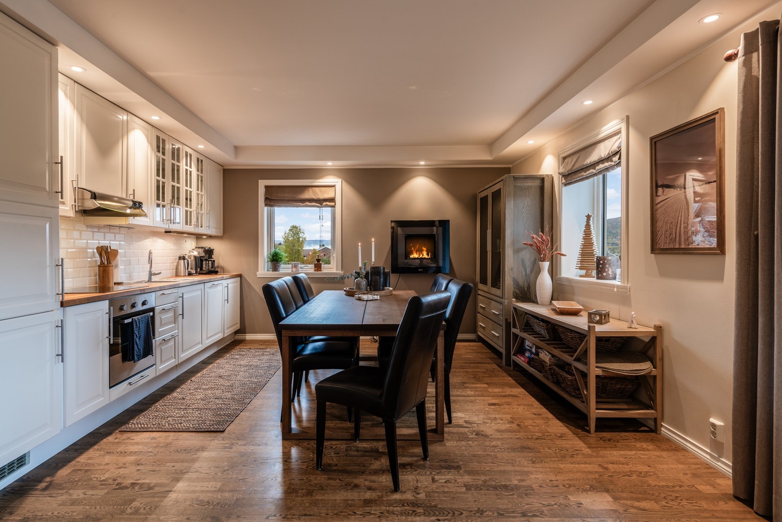 Koselig spiseplass med peis - perfekt for lange kvelder med familie og venner. Galleribilde