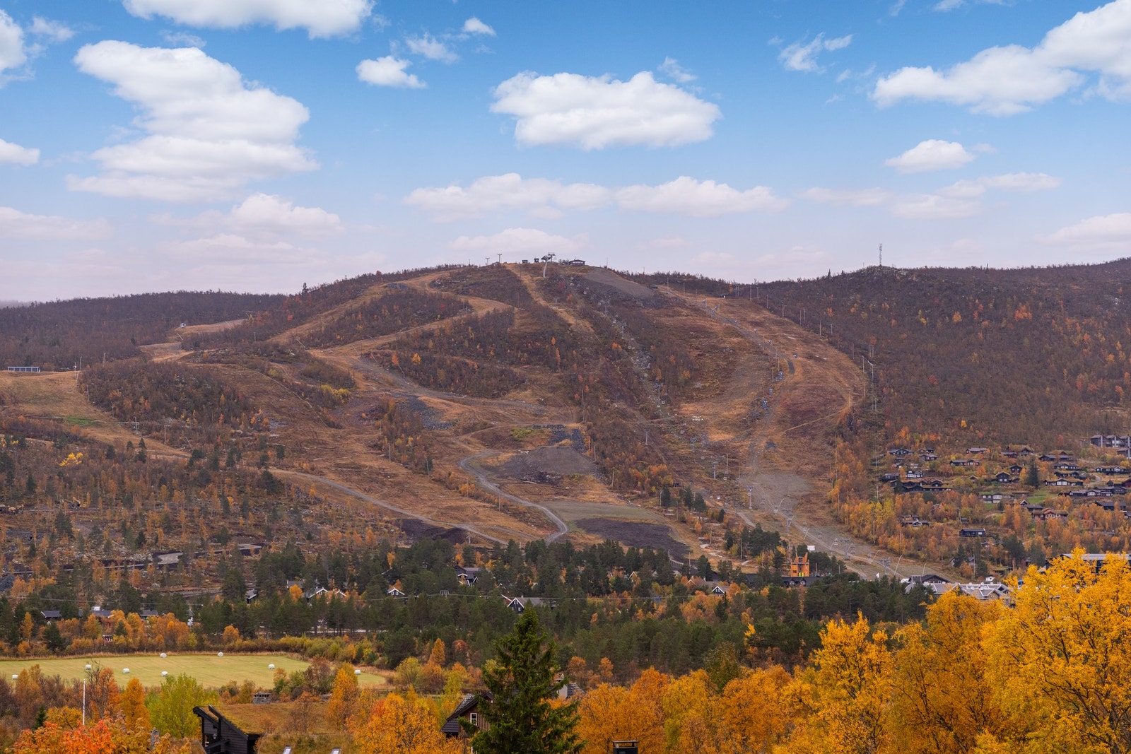 Utsikten mot SkiGeilo Vestlia i nydelige høstfarger Galleribilde