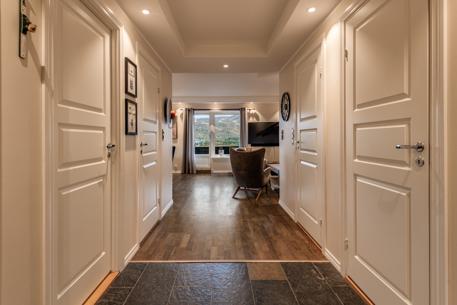 Leiligheten har i tillegg til stor og romslig stue/kjøkken, tre koselige soverom, pent bad og ekstra toalettrom Galleribilde