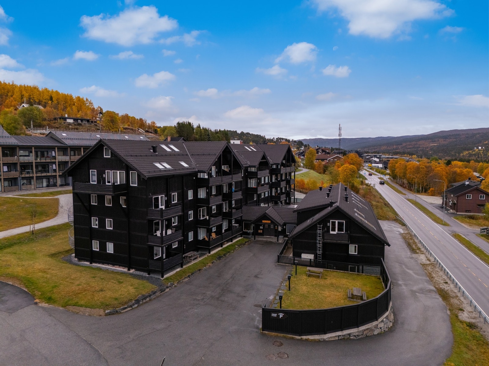 Kun få minutters gange tar deg til sentrum med hyggelige butikker, restauranter, vinbar, spa, bowling, afterski og togstasjon Galleribilde