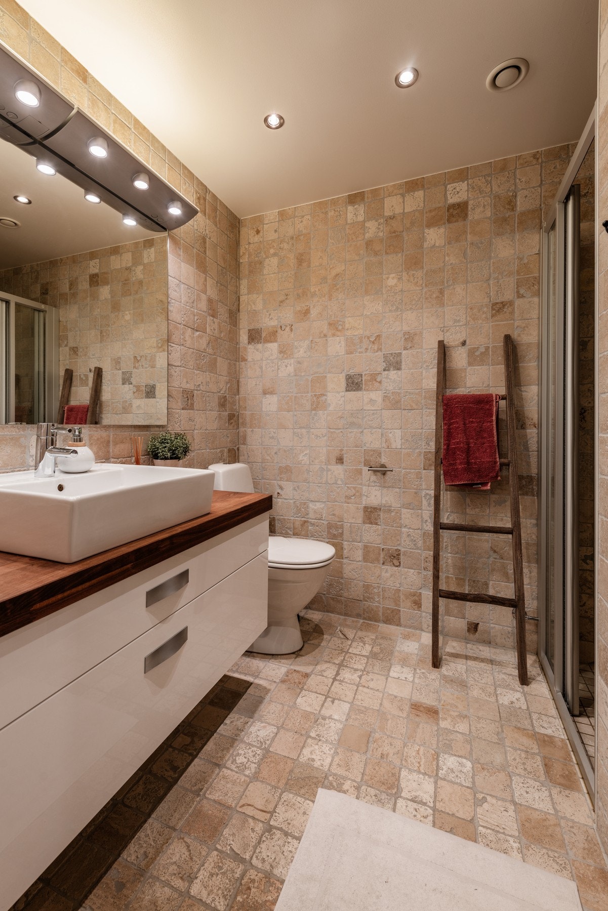 Flott flislagt bad med dusj Galleribilde