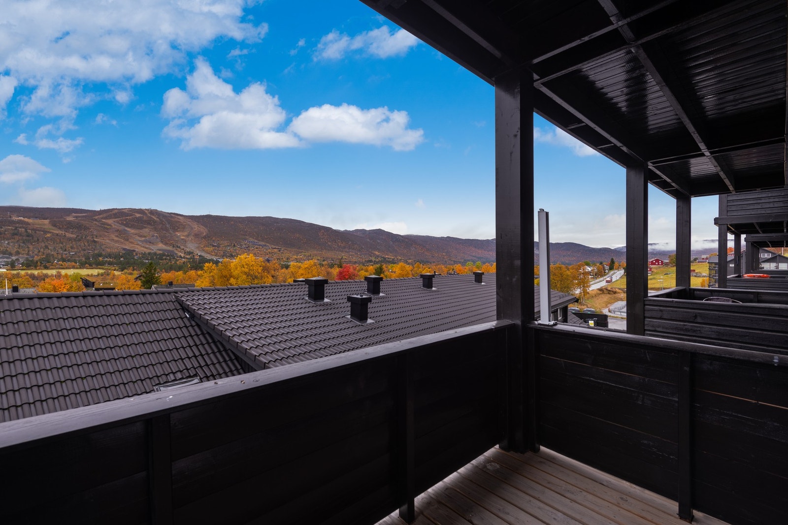 Man ser over bygget forran og bort tli SkiGeilo Vestlia Galleribilde