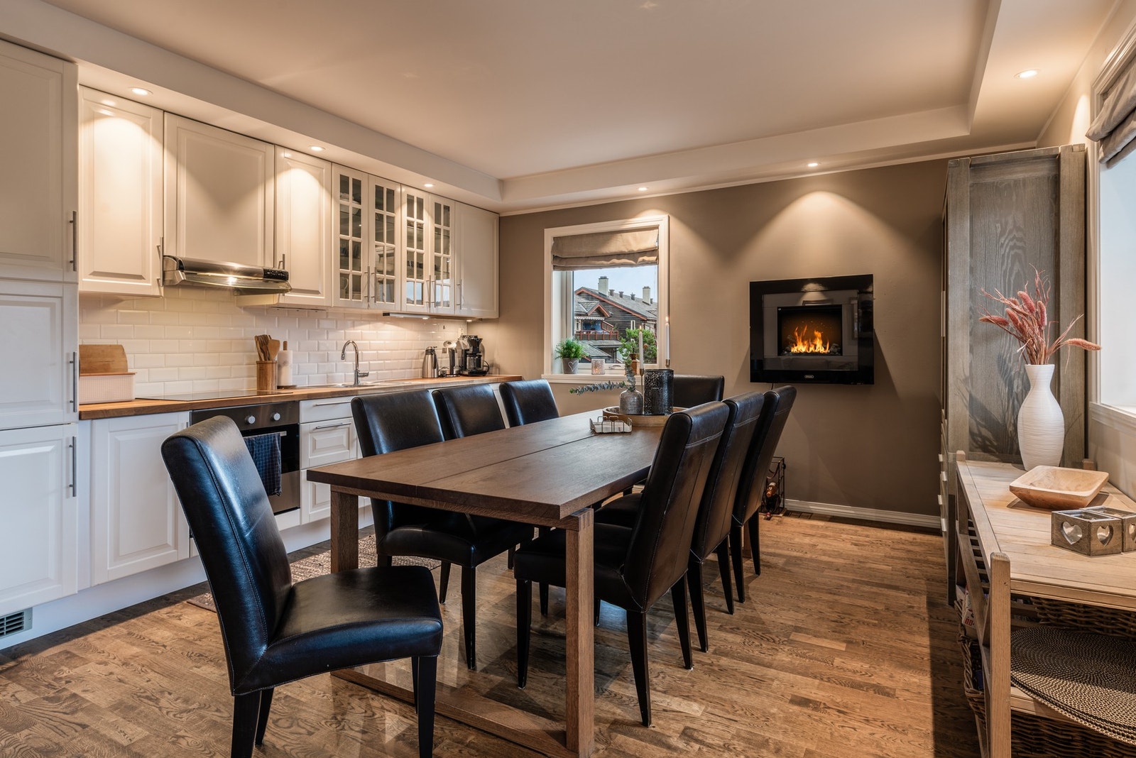 Lys og moderne kjøkkenløsning med god plass til både matlaging og hyggelige måltider Galleribilde