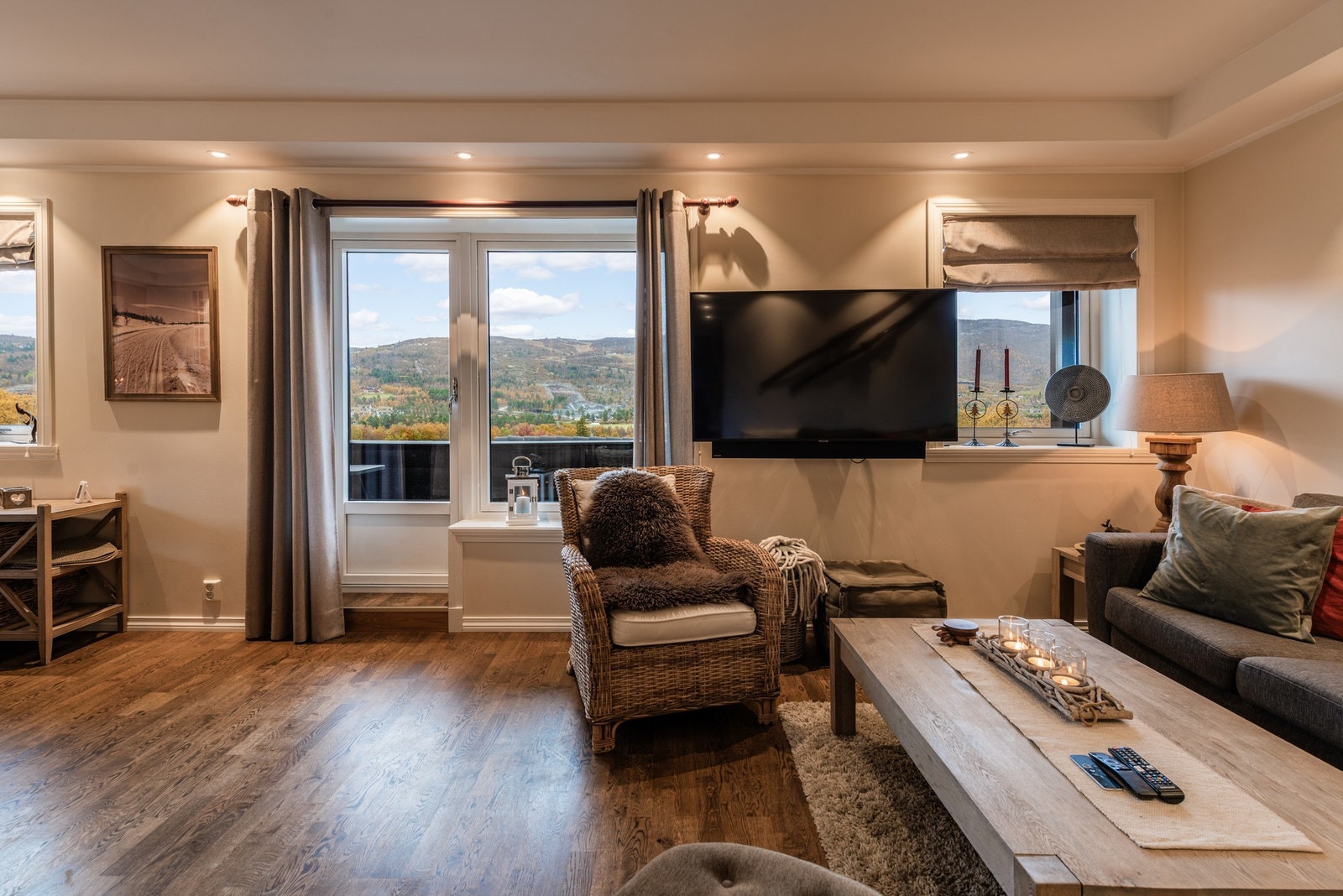 Fra stuen har man utgang til overbygget terrasse Galleribilde