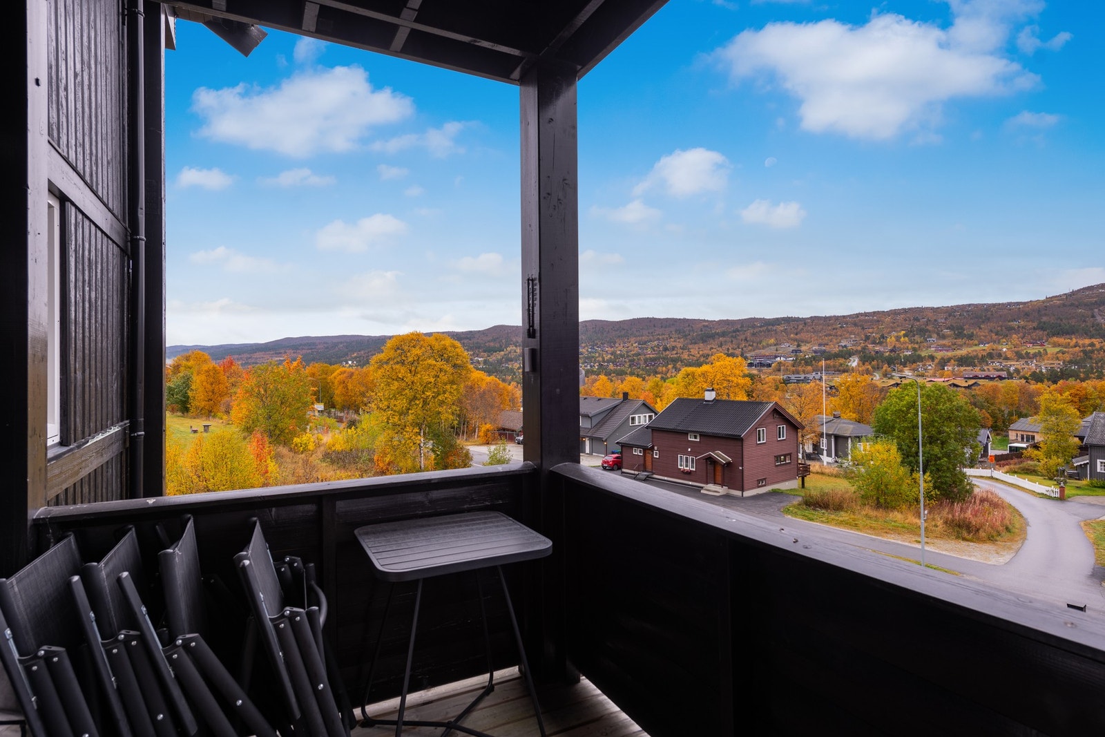 Fra stuen har man utgang til romslig balkong med tak og flott utsikt Galleribilde