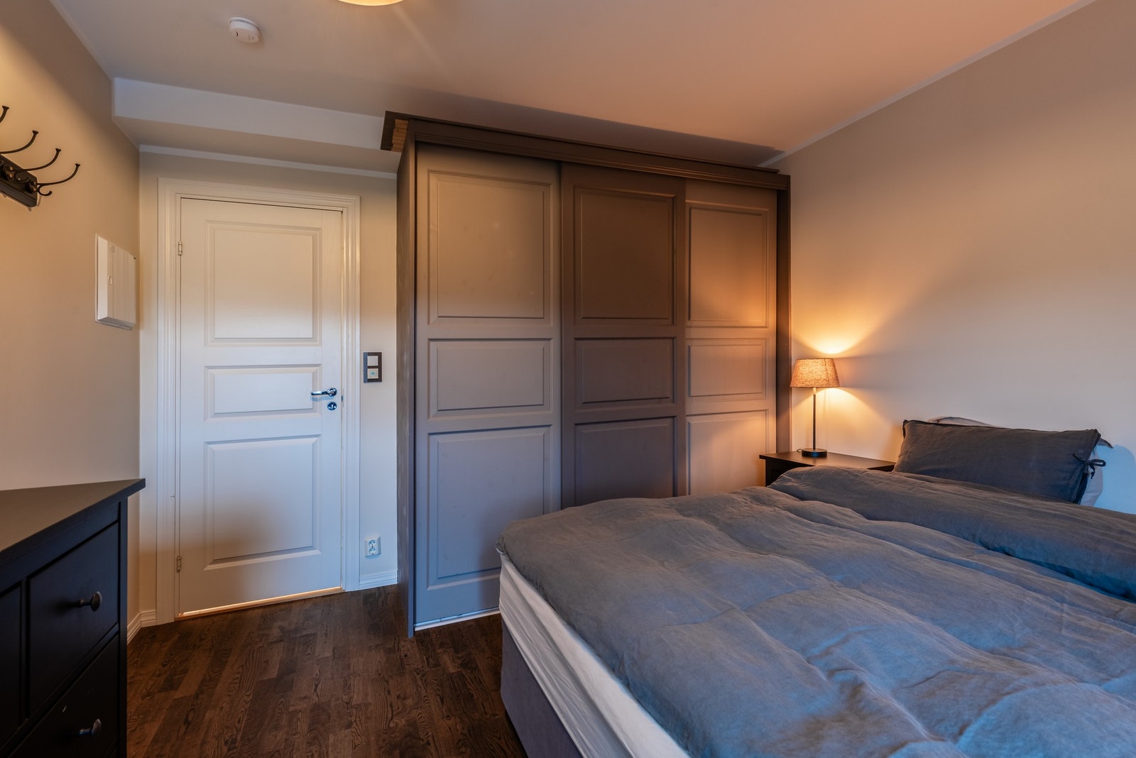 Romslig soverom med god oppbevaringsplass Galleribilde