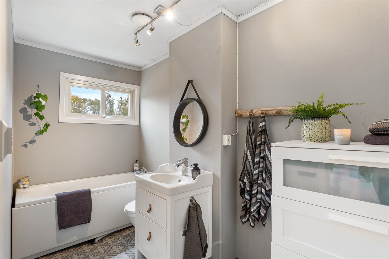 Badet har gulvbelegg og malte vegger som ble freshet opp i 2025! Galleribilde