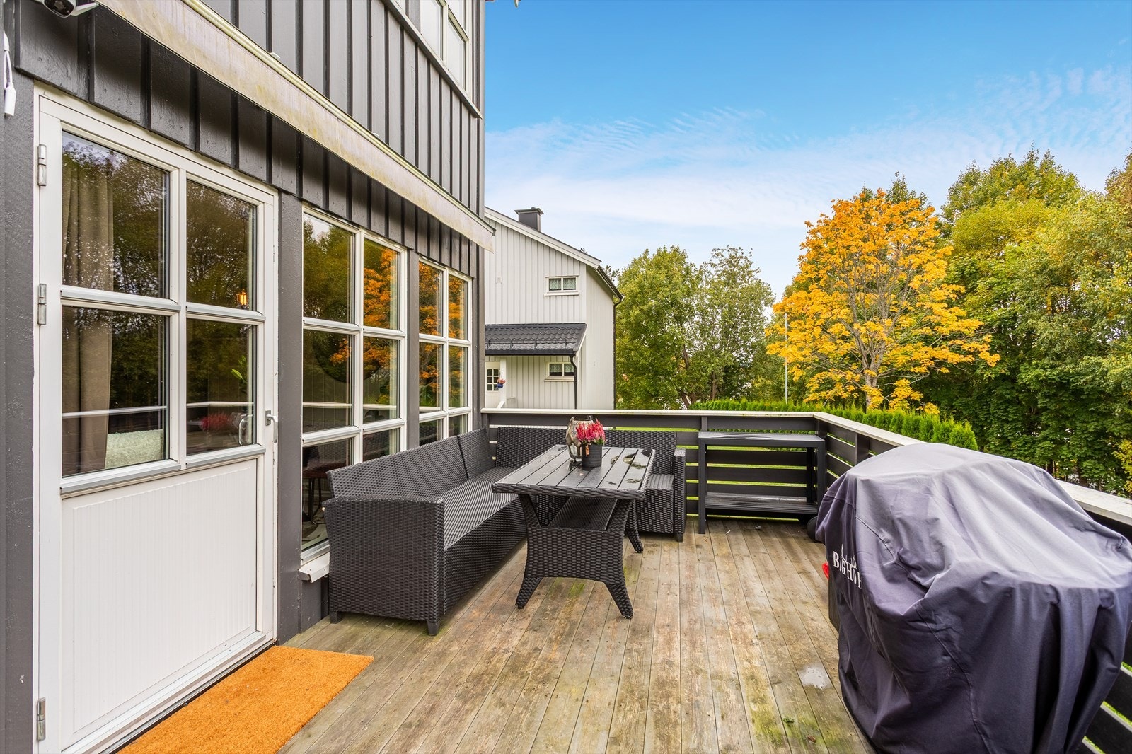 Når sommeren kommer tilbake er dette en koselig plass for late dager og koselige kvelder med venner og familie! Her er det bare å fyre opp grillen og snurre frem de lekreste grillretter! Galleribilde