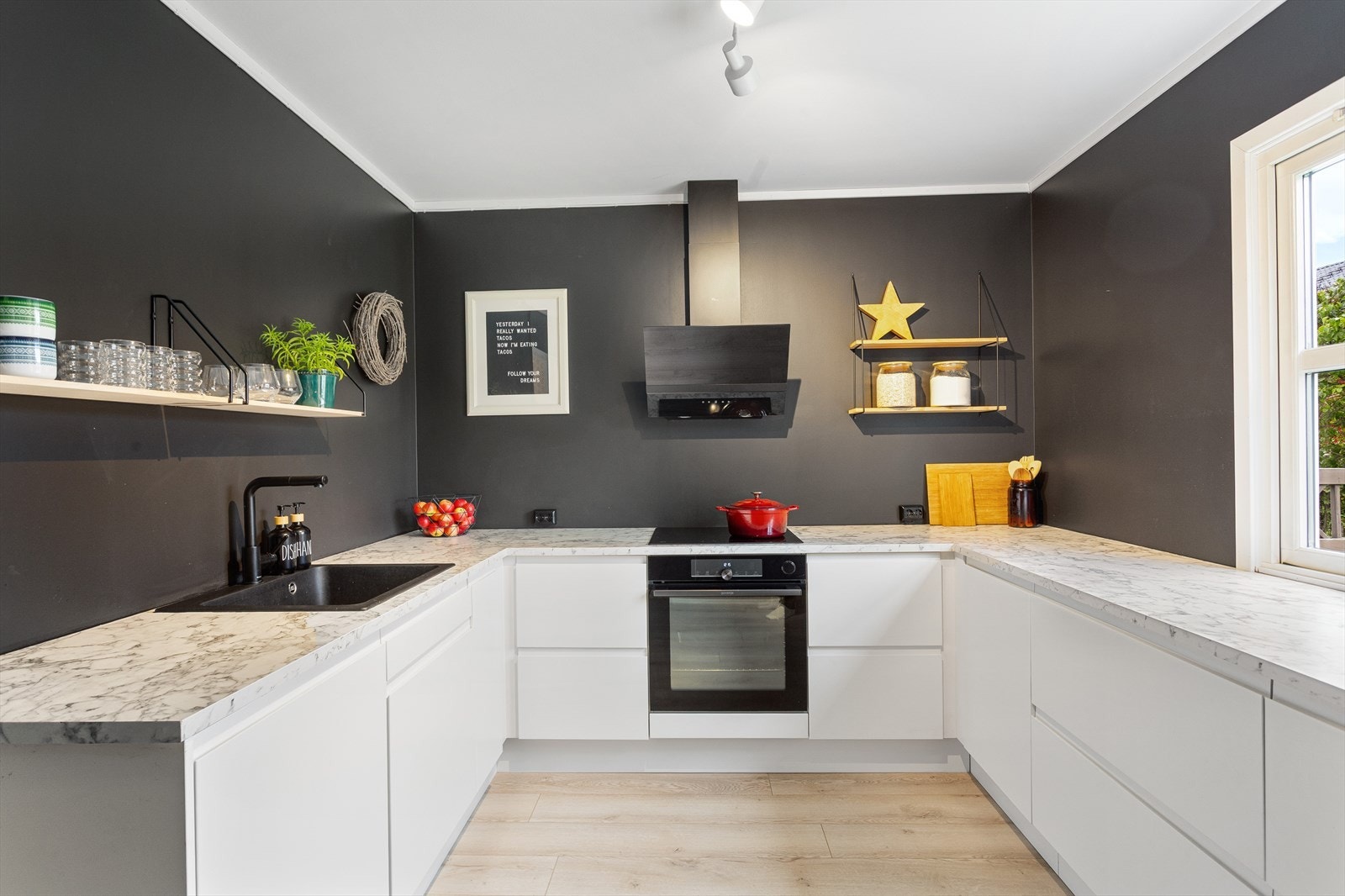 Godt med skap og benkeplass. Lekker benkeplate i laminat Galleribilde