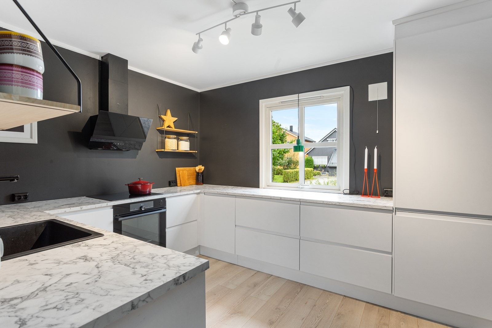 Sjekk dette lekre kjøkkenet! Dette ble bygget i 2024 og fremstår som nytt ! Galleribilde