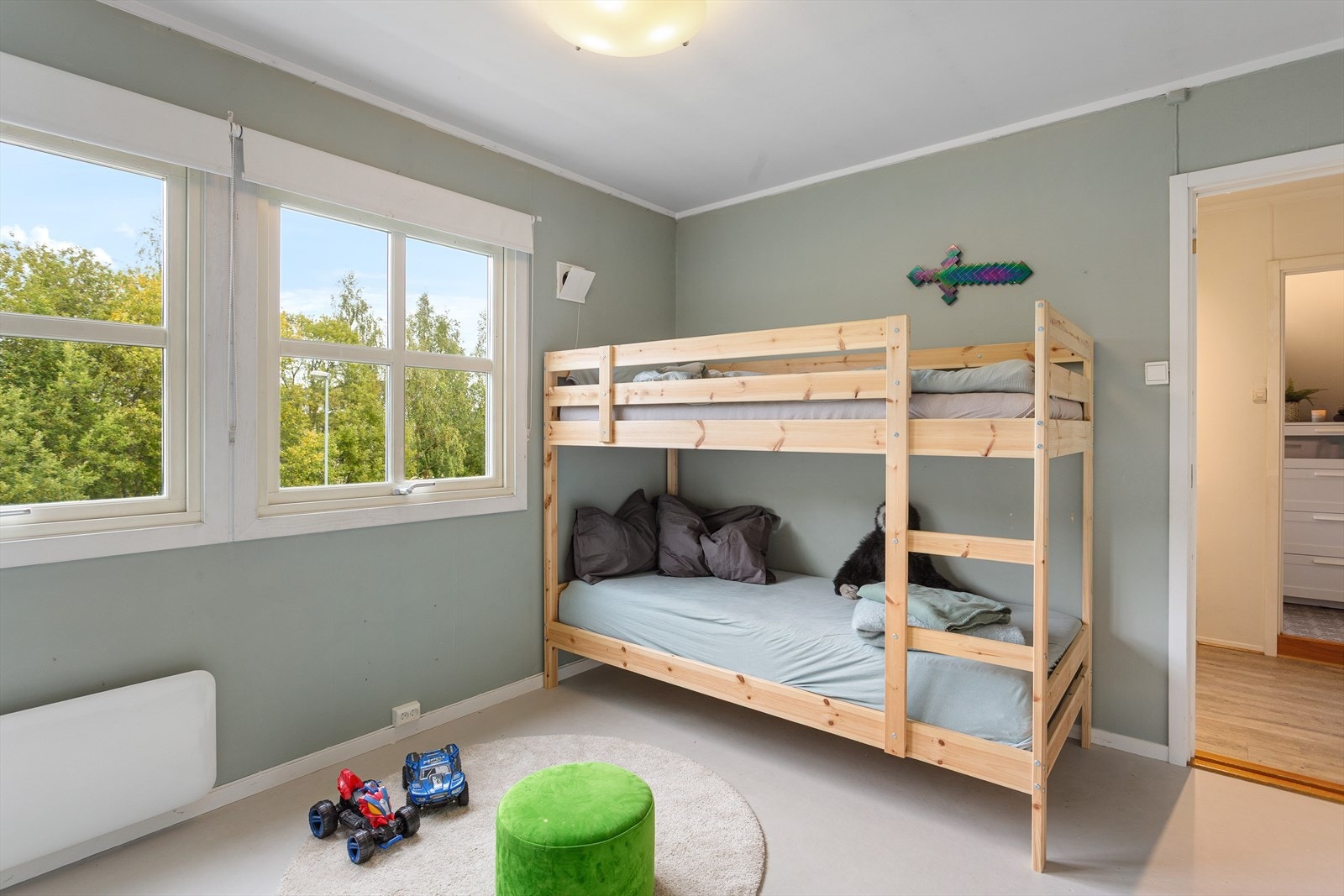 Alle 3 soverommene er av god størrelse - så her er det plass til en ny familie! Galleribilde