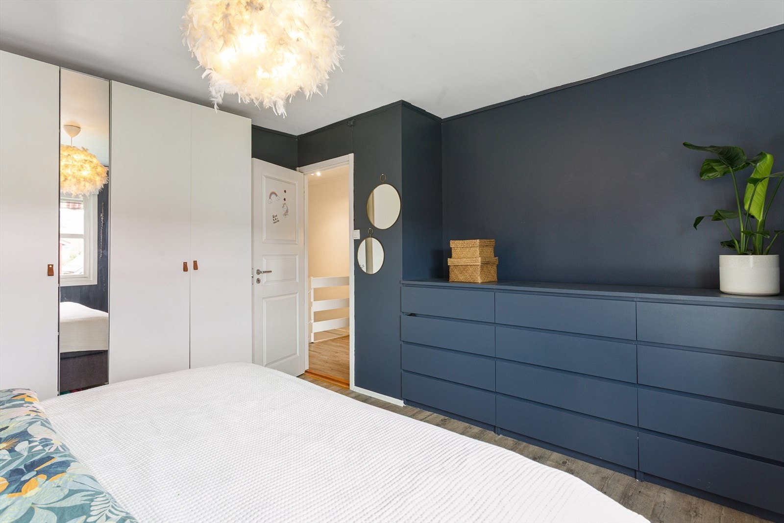 Smart løsning med godt med oppbevaring i disse kommodene - ser nesten plassbygget ut! Galleribilde