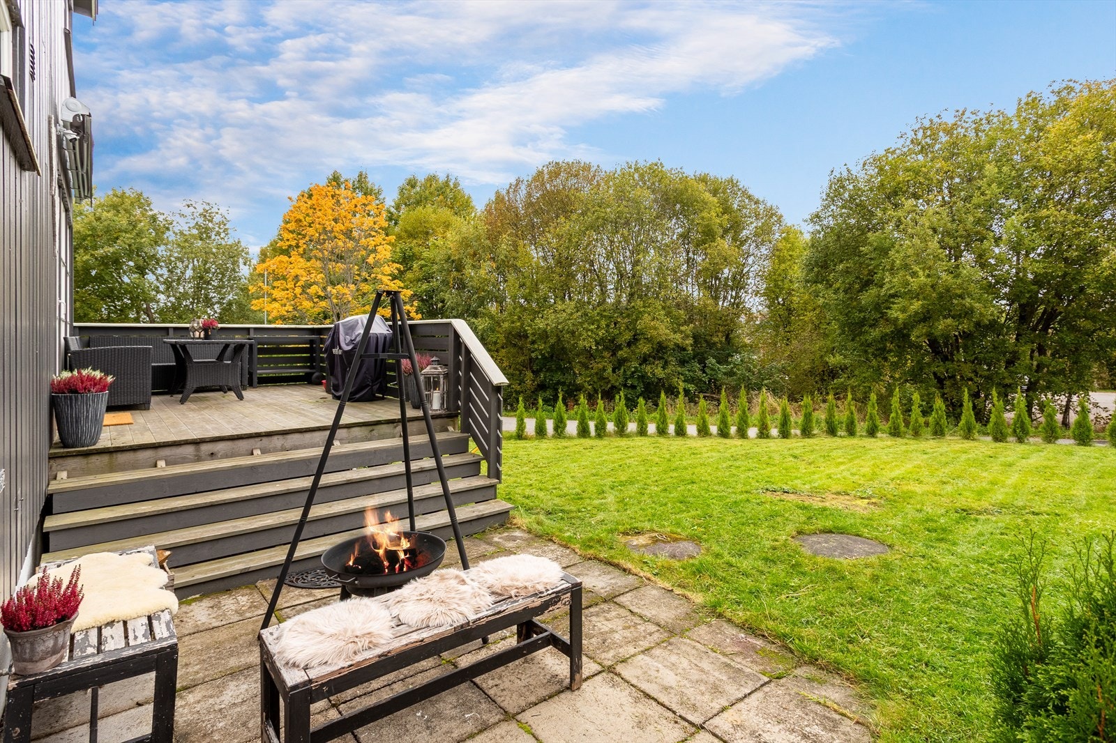 Uteområde på baksiden, perfekt for grilling og bålprat ! Galleribilde