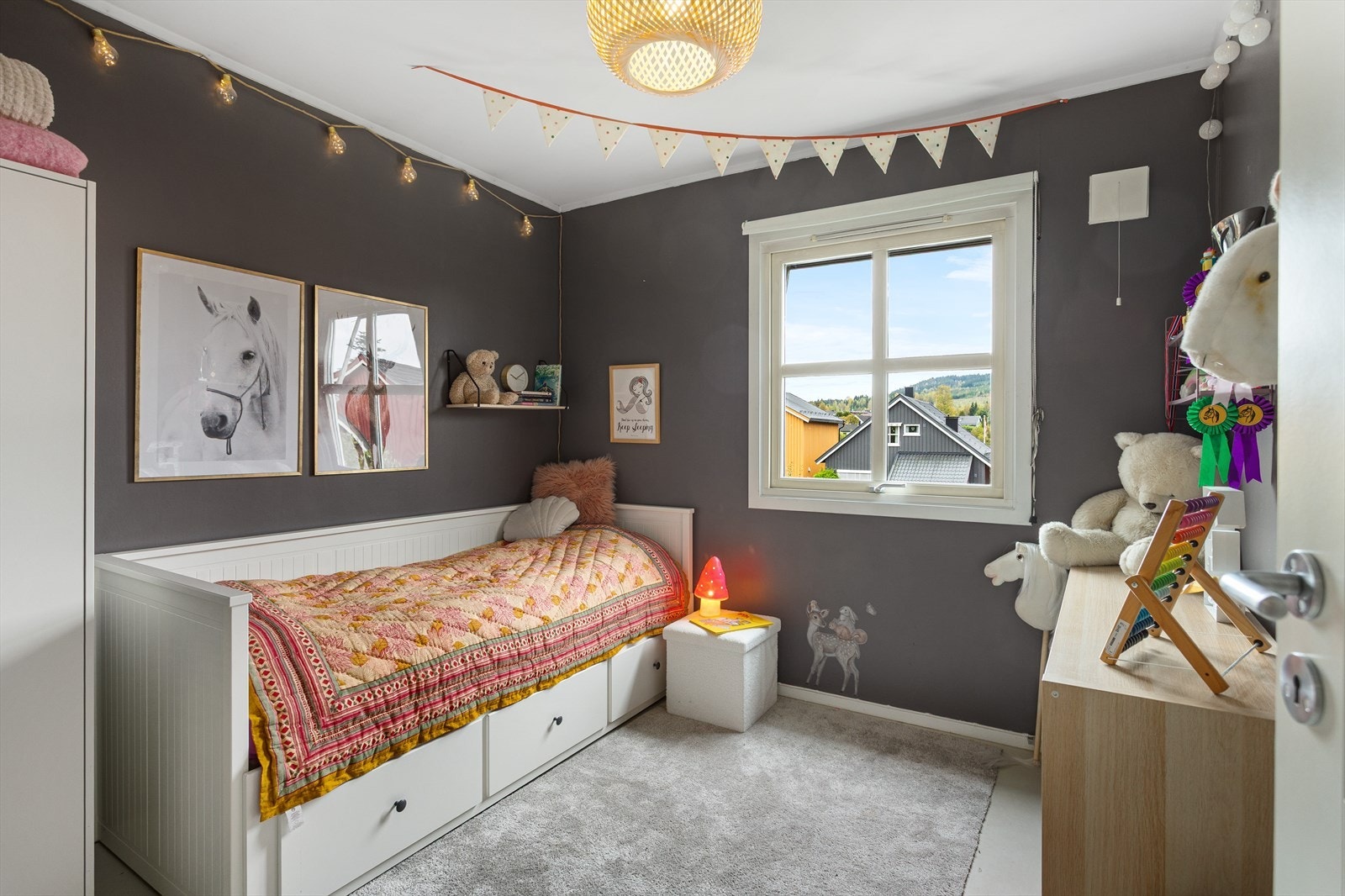 I 2. etasje er det 3 soverom, dette er ett av dem og er av romslig størrelse. God plass til lek og moro! Galleribilde