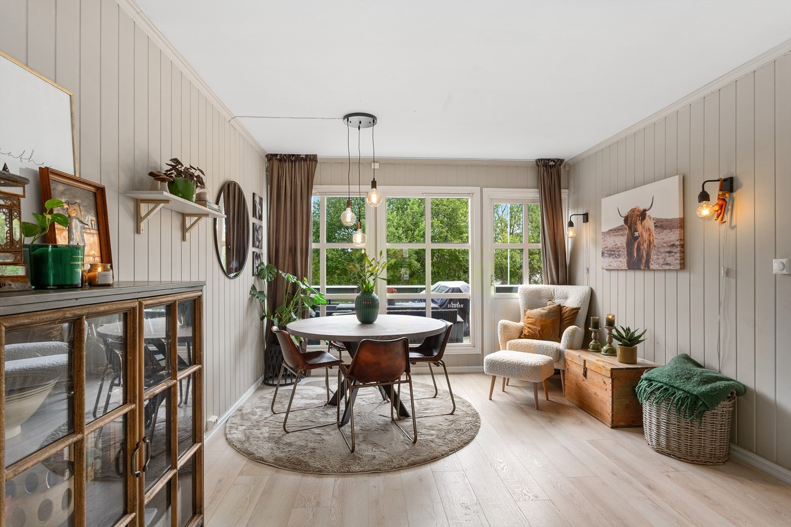God plass til spisestue og utgang til kjempefin terrasse på baksiden Galleribilde