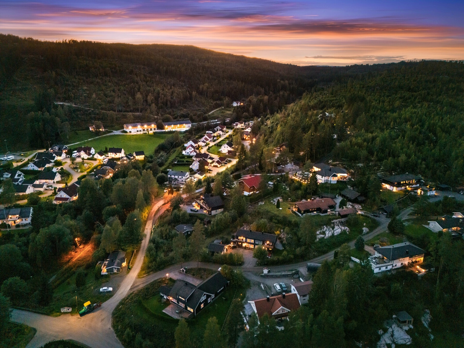 Rett på utsiden av boligen finner du flotte tur- og rekrasjonsområder sommer som vinter! Galleribilde