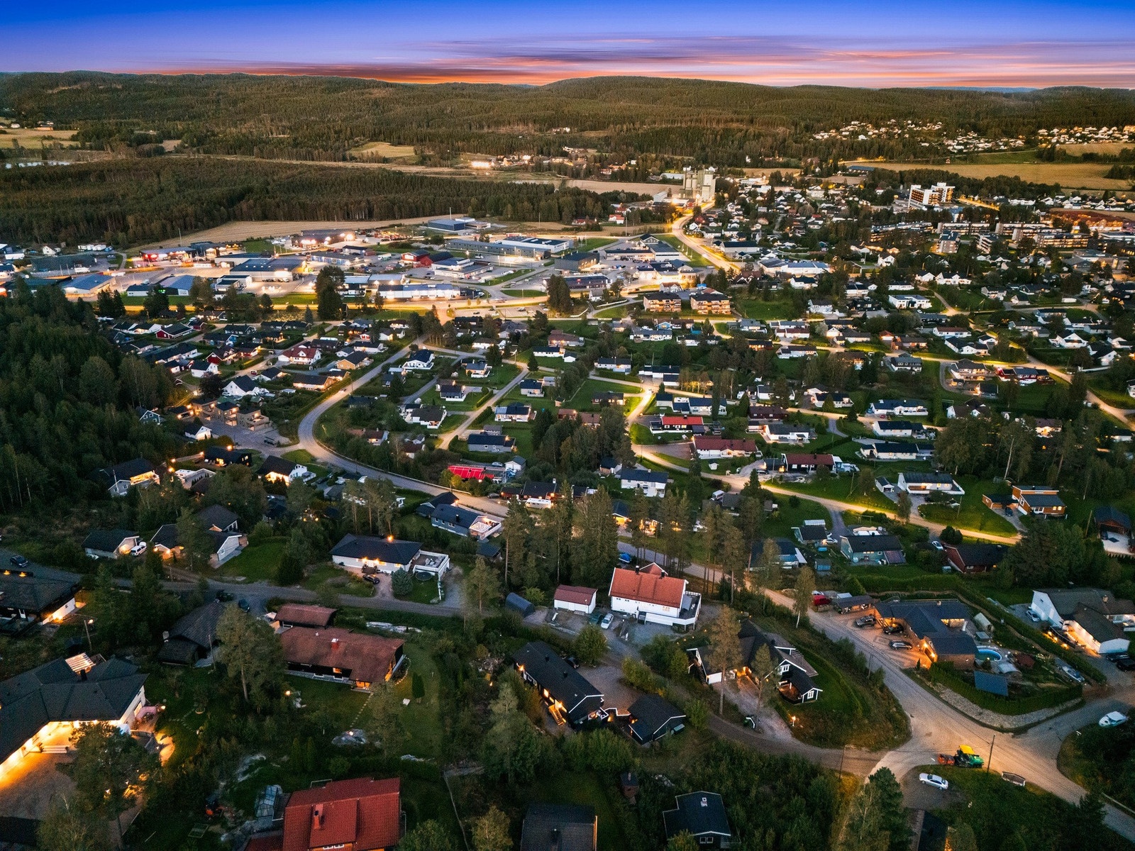 Boligen ligger i et svært familievennlig boområde med kort vei til skoler, barnehager, servicetilbud og kolletivtransport. Galleribilde