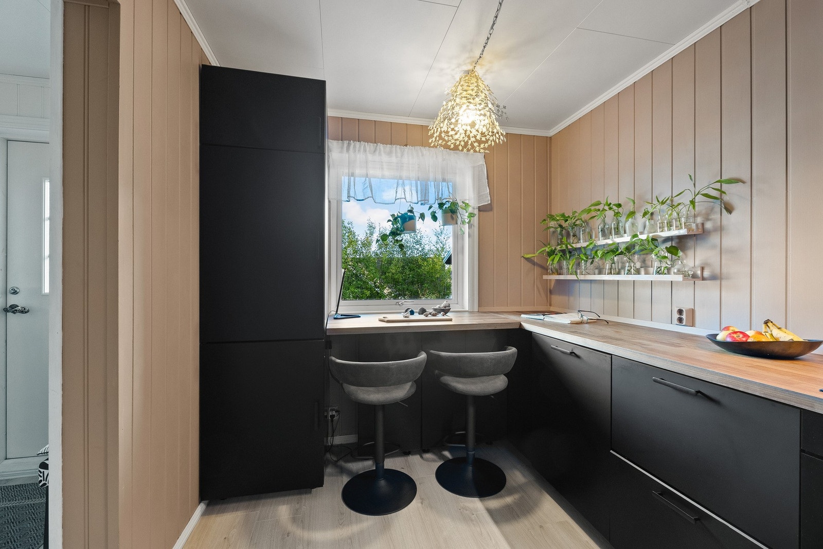Kjøkkenet har godt med lysinnslipp og en koselig sitteplass under vinduet. Galleribilde