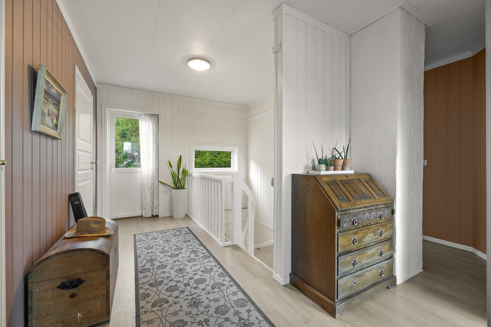 I gangen i overetasjen har du adkomst til uteområde, soverom, baderom og balkong. Galleribilde