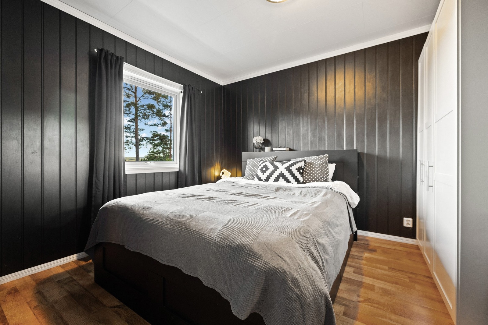 Hovedsoverommet er malt i dempet sort som i stuen i underetasjen. Galleribilde