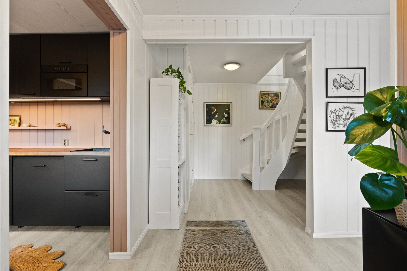 Her har du god plass til kommode eller skap for lagring av klær og sko og åpen løsning mot kjøkken og stue. Galleribilde