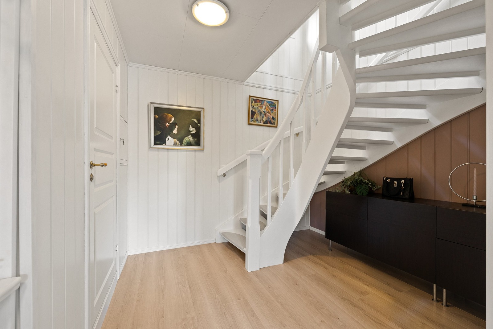 I trapperommet er det god plass til lagring og adkomst til baderommet. Galleribilde