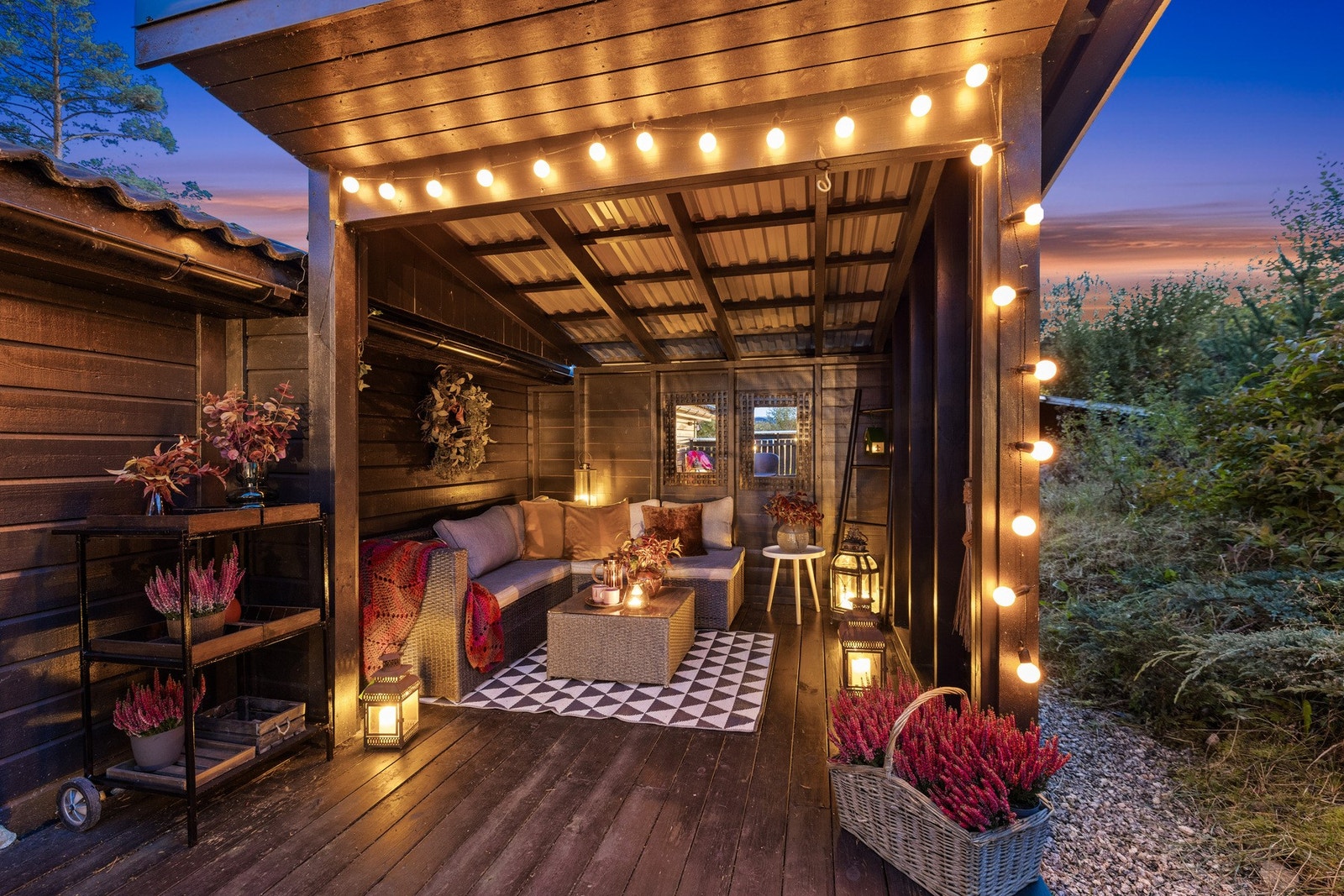 Uteområdet bestående av terrasser og balkonger i ulike nivåer med og uten tak gir deg mulighet til å skape din egne grønne oase! Galleribilde